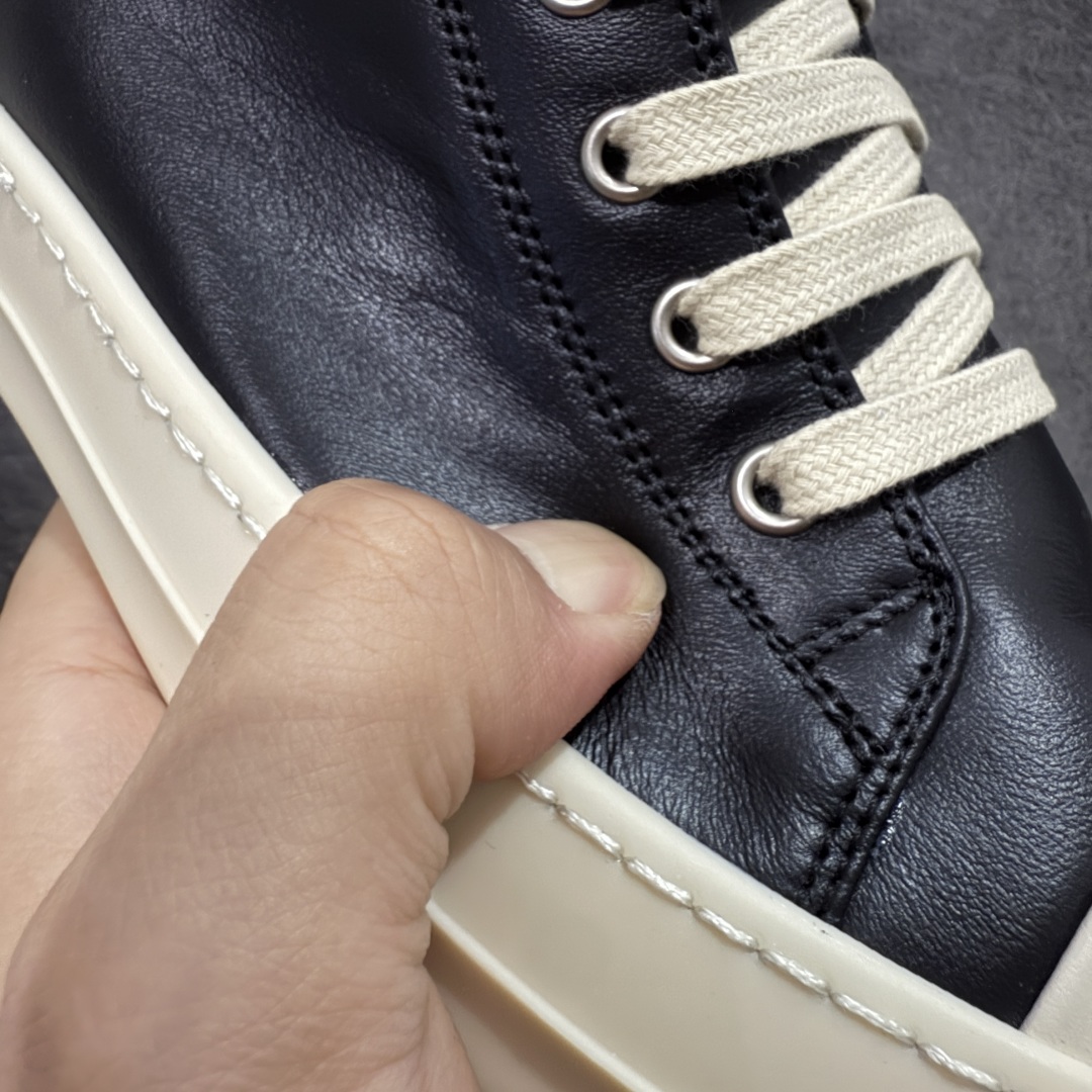 图片[4]-【New Star版本】市售最高版 Rickowens 瑞克 欧文斯 西瓜头 低帮高街休闲板鞋 真正匠心打造 欢迎各领域高端玩家拷打对比！ 市售真正最高品质 1：1还原ZP原鞋！ 历经6个月 调楦开版，纳米级还原 【面皮】进口全粒面头层小牛皮，细纳帕纹路亮面风格 【内里】进口全粒面头层小牛皮，细纳帕纹路哑光风格，自然毛孔 吸汗透气 【中底】表面层包裹全粒面小牛皮 内层中底带钢板，提升鞋子的稳定性与支撑力，有效抵抗外力变形 【鞋垫】全粒面小牛皮-透气吸汗+三层夹心泡面材质-高弹透气脚感舒适 【鞋底】独家私模TPU奶香大底 进口TPU原料耐磨、耐操、不易氧化发黄 【鞋带】定制水染 按原版织法工艺 百分比百还原 【布袋】定制定染原厂布袋原厂刺绣工艺 布料厚实 柔软 带绒感 颜色深灰微微发绿 正确版.布料成本远高于市场版 【包装】配件包装全部按照最新版原鞋标准.另附送黑色鞋带 独家配无纺布试鞋垫 尺码：38 39 40 41 42 43 44 45 46 正码正拍-选品中心