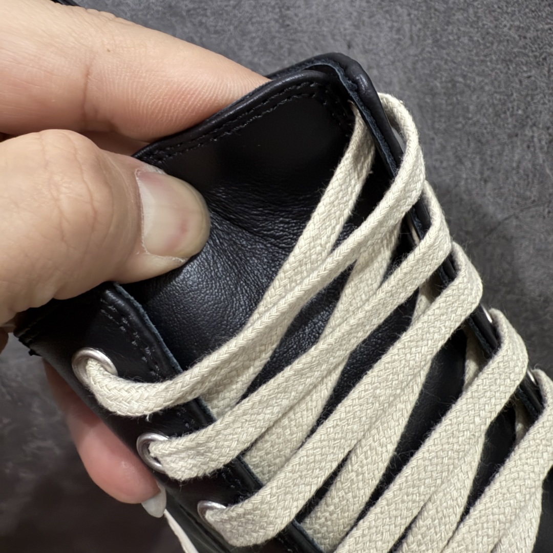 图片[6]-【New Star版本】市售最高版 Rickowens 瑞克 欧文斯 西瓜头 低帮高街休闲板鞋 真正匠心打造 欢迎各领域高端玩家拷打对比！ 市售真正最高品质 1：1还原ZP原鞋！ 历经6个月 调楦开版，纳米级还原 【面皮】进口全粒面头层小牛皮，细纳帕纹路亮面风格 【内里】进口全粒面头层小牛皮，细纳帕纹路哑光风格，自然毛孔 吸汗透气 【中底】表面层包裹全粒面小牛皮 内层中底带钢板，提升鞋子的稳定性与支撑力，有效抵抗外力变形 【鞋垫】全粒面小牛皮-透气吸汗+三层夹心泡面材质-高弹透气脚感舒适 【鞋底】独家私模TPU奶香大底 进口TPU原料耐磨、耐操、不易氧化发黄 【鞋带】定制水染 按原版织法工艺 百分比百还原 【布袋】定制定染原厂布袋原厂刺绣工艺 布料厚实 柔软 带绒感 颜色深灰微微发绿 正确版.布料成本远高于市场版 【包装】配件包装全部按照最新版原鞋标准.另附送黑色鞋带 独家配无纺布试鞋垫 尺码：38 39 40 41 42 43 44 45 46 正码正拍-选品中心