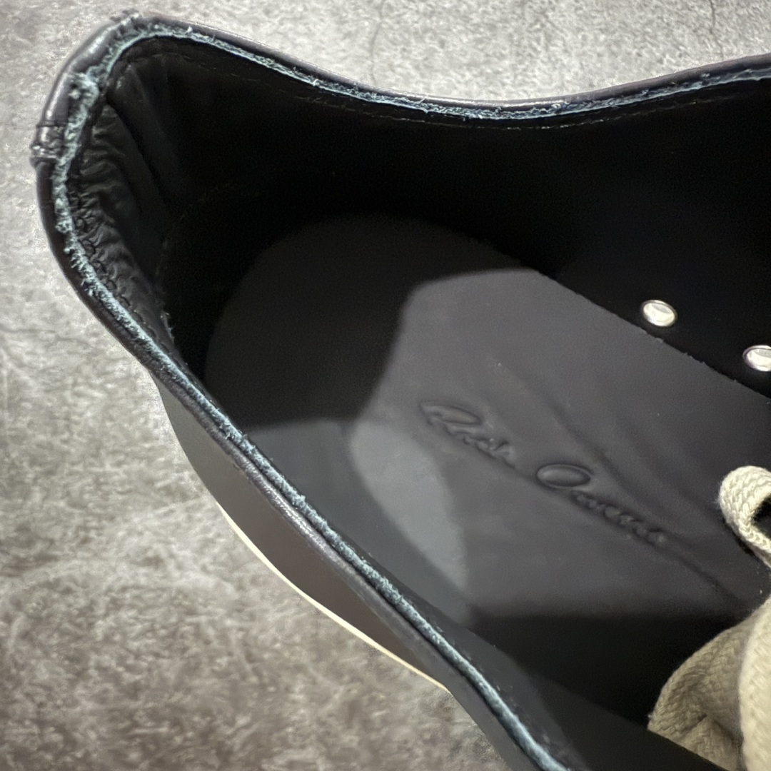 图片[9]-【New Star版本】市售最高版 Rickowens 瑞克 欧文斯 西瓜头 低帮高街休闲板鞋 真正匠心打造 欢迎各领域高端玩家拷打对比！ 市售真正最高品质 1：1还原ZP原鞋！ 历经6个月 调楦开版，纳米级还原 【面皮】进口全粒面头层小牛皮，细纳帕纹路亮面风格 【内里】进口全粒面头层小牛皮，细纳帕纹路哑光风格，自然毛孔 吸汗透气 【中底】表面层包裹全粒面小牛皮 内层中底带钢板，提升鞋子的稳定性与支撑力，有效抵抗外力变形 【鞋垫】全粒面小牛皮-透气吸汗+三层夹心泡面材质-高弹透气脚感舒适 【鞋底】独家私模TPU奶香大底 进口TPU原料耐磨、耐操、不易氧化发黄 【鞋带】定制水染 按原版织法工艺 百分比百还原 【布袋】定制定染原厂布袋原厂刺绣工艺 布料厚实 柔软 带绒感 颜色深灰微微发绿 正确版.布料成本远高于市场版 【包装】配件包装全部按照最新版原鞋标准.另附送黑色鞋带 独家配无纺布试鞋垫 尺码：38 39 40 41 42 43 44 45 46 正码正拍-选品中心