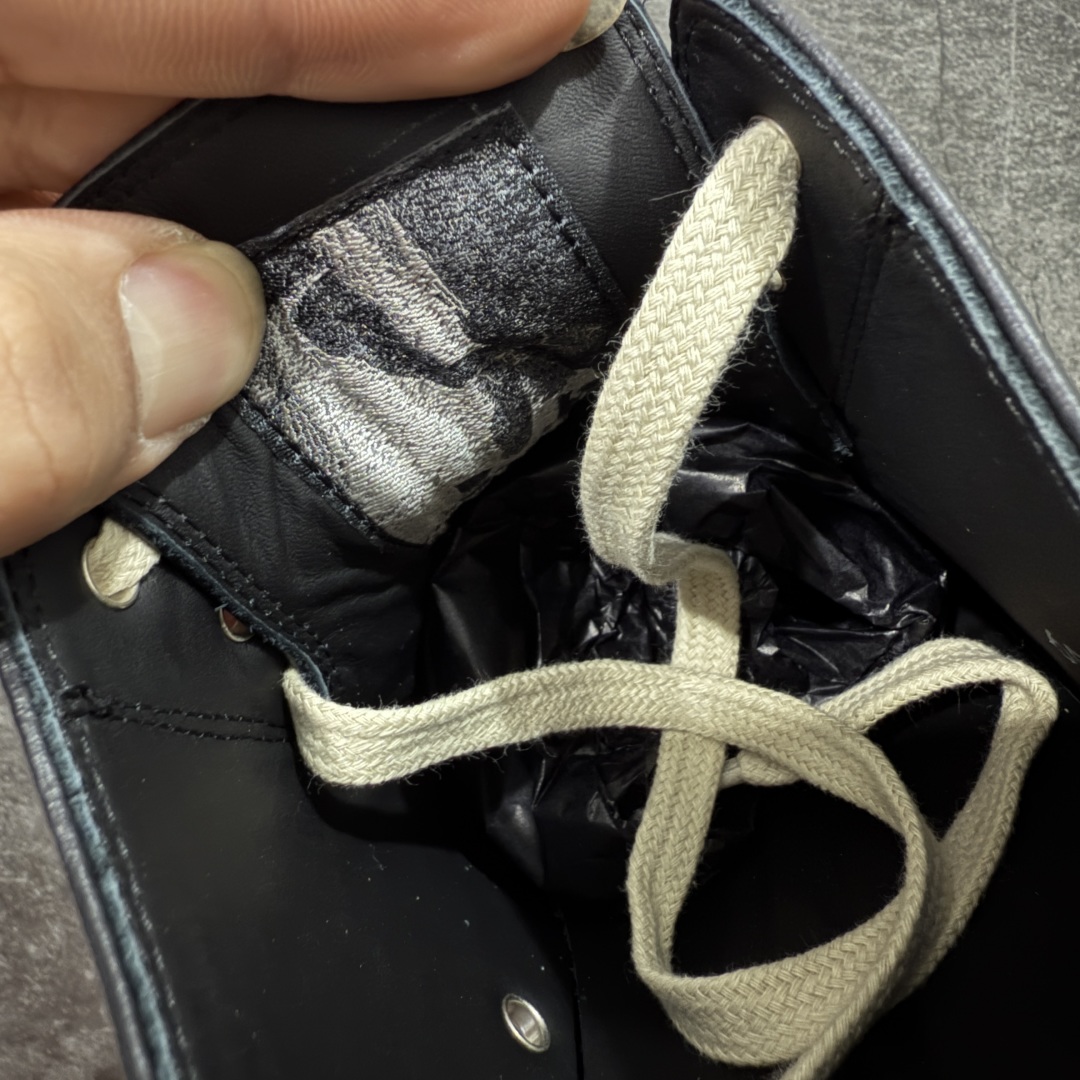 图片[7]-【New Star版本】市售最高版 Rickowens 瑞克 欧文斯 西瓜头 低帮高街休闲板鞋 真正匠心打造 欢迎各领域高端玩家拷打对比！ 市售真正最高品质 1：1还原ZP原鞋！ 历经6个月 调楦开版，纳米级还原 【面皮】进口全粒面头层小牛皮，细纳帕纹路亮面风格 【内里】进口全粒面头层小牛皮，细纳帕纹路哑光风格，自然毛孔 吸汗透气 【中底】表面层包裹全粒面小牛皮 内层中底带钢板，提升鞋子的稳定性与支撑力，有效抵抗外力变形 【鞋垫】全粒面小牛皮-透气吸汗+三层夹心泡面材质-高弹透气脚感舒适 【鞋底】独家私模TPU奶香大底 进口TPU原料耐磨、耐操、不易氧化发黄 【鞋带】定制水染 按原版织法工艺 百分比百还原 【布袋】定制定染原厂布袋原厂刺绣工艺 布料厚实 柔软 带绒感 颜色深灰微微发绿 正确版.布料成本远高于市场版 【包装】配件包装全部按照最新版原鞋标准.另附送黑色鞋带 独家配无纺布试鞋垫 尺码：38 39 40 41 42 43 44 45 46 正码正拍-选品中心