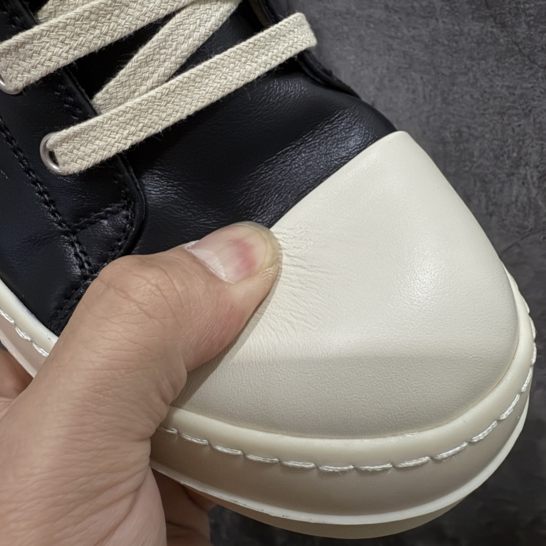 图片[5]-【New Star版本】市售最高版 Rickowens 瑞克 欧文斯 西瓜头 低帮高街休闲板鞋 真正匠心打造 欢迎各领域高端玩家拷打对比！ 市售真正最高品质 1：1还原ZP原鞋！ 历经6个月 调楦开版，纳米级还原 【面皮】进口全粒面头层小牛皮，细纳帕纹路亮面风格 【内里】进口全粒面头层小牛皮，细纳帕纹路哑光风格，自然毛孔 吸汗透气 【中底】表面层包裹全粒面小牛皮 内层中底带钢板，提升鞋子的稳定性与支撑力，有效抵抗外力变形 【鞋垫】全粒面小牛皮-透气吸汗+三层夹心泡面材质-高弹透气脚感舒适 【鞋底】独家私模TPU奶香大底 进口TPU原料耐磨、耐操、不易氧化发黄 【鞋带】定制水染 按原版织法工艺 百分比百还原 【布袋】定制定染原厂布袋原厂刺绣工艺 布料厚实 柔软 带绒感 颜色深灰微微发绿 正确版.布料成本远高于市场版 【包装】配件包装全部按照最新版原鞋标准.另附送黑色鞋带 独家配无纺布试鞋垫 尺码：38 39 40 41 42 43 44 45 46 正码正拍-选品中心