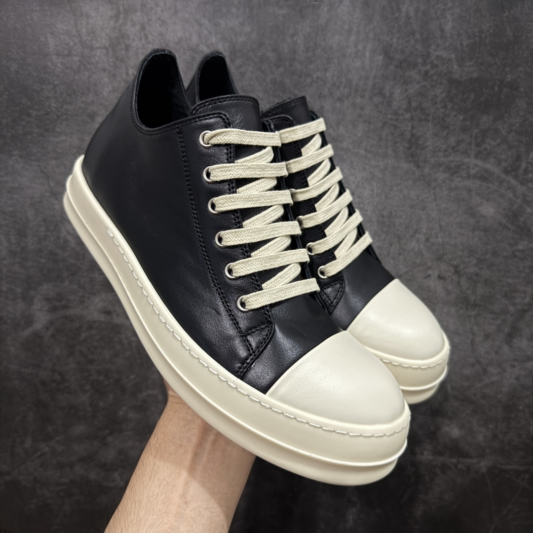 【New Star版本】市售最高版 Rickowens 瑞克 欧文斯 西瓜头 低帮高街休闲板鞋 真正匠心打造 欢迎各领域高端玩家拷打对比! 市售真正最高品质 1:1还原ZP原鞋! 历经6个月 调楦开版,纳米级还原 【面皮】进口全粒面头层小牛皮,细纳帕纹路亮面风格 【内里】进口全粒面头层小牛皮,细纳帕纹路哑光风格,自然毛孔 吸汗透气 【中底】表面层包裹全粒面小牛皮 内层中底带钢板,提升鞋子的稳定性与支撑力,有效抵抗外力变形 【鞋垫】全粒面小牛皮-透气吸汗+三层夹心泡面材质-高弹透气脚感舒适 【鞋底】独家私模TPU奶香大底 进口TPU原料耐磨、耐操、不易氧化发黄 【鞋带】定制水染 按原版织法工艺 百分比百还原 【布袋】定制定染原厂布袋原厂刺绣工艺 布料厚实 柔软 带绒感 颜色深灰微微发绿 正确版.布料成本远高于市场版 【包装】配件包装全部按照最新版原鞋标准.另附送黑色鞋带 独家配无纺布试鞋垫 尺码:38 39 40 41 42 43 44 45 46 正码正拍-选品中心