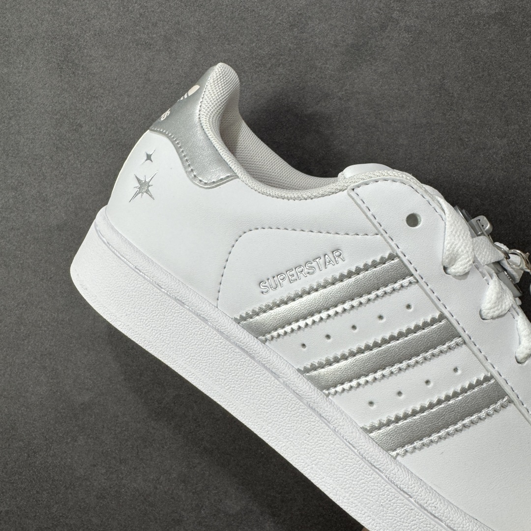 图片[6]-【H11纯原】adidas originals Superstar 2 舒适百搭 轻便透气 低帮板鞋 超经典的贝壳鞋款全新升级啦 加宽了鞋带的设计，鞋口的海绵填充的也更多 鞋底上脚更柔软 欢迎来感受一下2.0贝壳头板鞋 #独家原盒 原底原料 开模打造 #原厂织唛鞋标 高精密准度 #原楦原纸板开发 匹配原版98%以上 #后跟垫棉独家呈现 反口里弧度正确 #原厂鞋垫 背胶 后跟电绣针数 与正品一致 #原厂皮料 原厂车缝线 质感无敌 #皮料切割干净 无任何毛边 清洁度细节完美 货号：JQ8777 尺码：35.5 36 36.5 37.5 38 38.5 39 40-选品中心