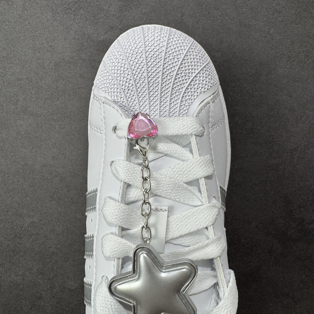 图片[8]-【H11纯原】adidas originals Superstar 2 舒适百搭 轻便透气 低帮板鞋 超经典的贝壳鞋款全新升级啦 加宽了鞋带的设计，鞋口的海绵填充的也更多 鞋底上脚更柔软 欢迎来感受一下2.0贝壳头板鞋 #独家原盒 原底原料 开模打造 #原厂织唛鞋标 高精密准度 #原楦原纸板开发 匹配原版98%以上 #后跟垫棉独家呈现 反口里弧度正确 #原厂鞋垫 背胶 后跟电绣针数 与正品一致 #原厂皮料 原厂车缝线 质感无敌 #皮料切割干净 无任何毛边 清洁度细节完美 货号：JQ8777 尺码：35.5 36 36.5 37.5 38 38.5 39 40-选品中心