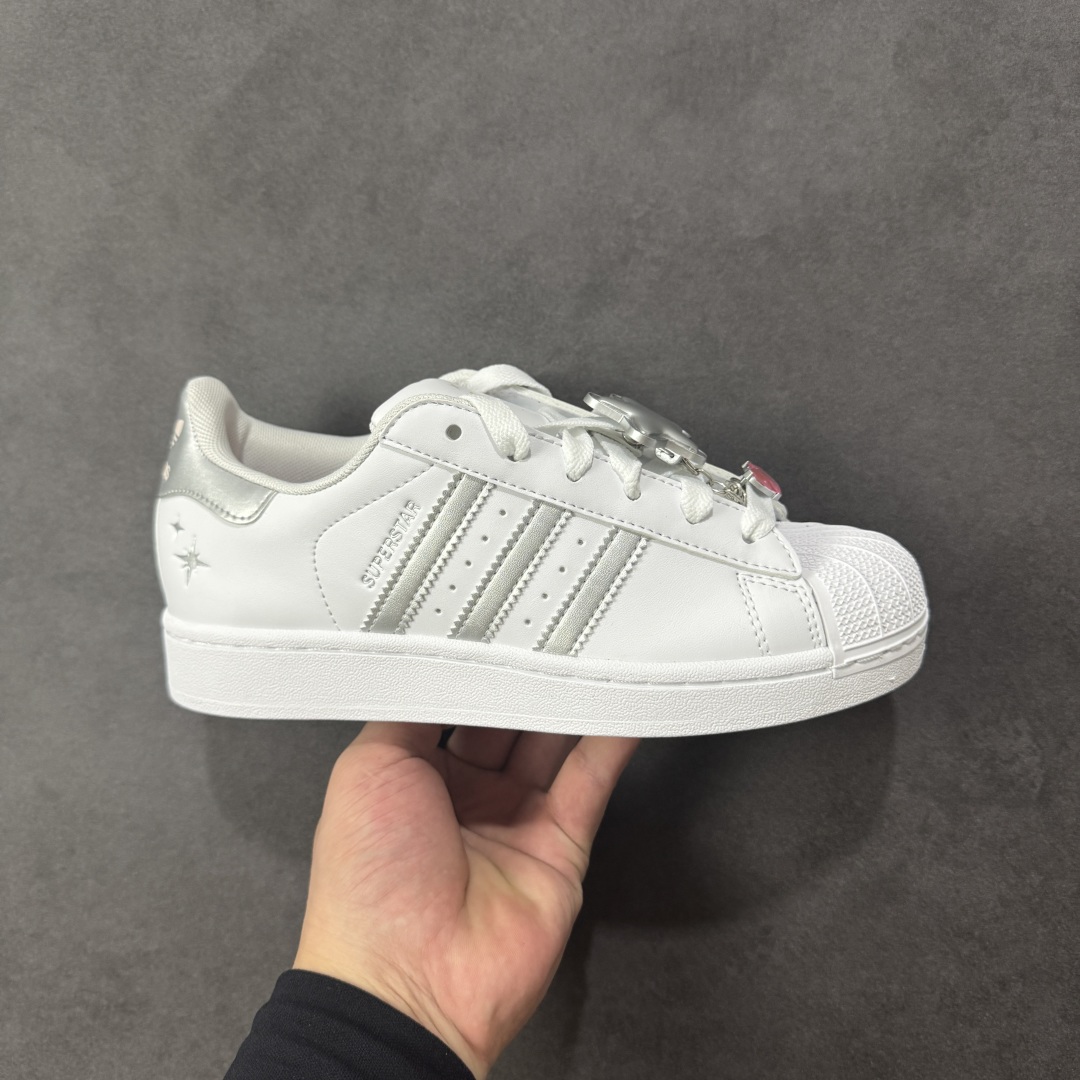 【H11纯原】adidas originals Superstar 2 舒适百搭 轻便透气 低帮板鞋 超经典的贝壳鞋款全新升级啦 加宽了鞋带的设计,鞋口的海绵填充的也更多 鞋底上脚更柔软 欢迎来感受一下2.0贝壳头板鞋 #独家原盒 原底原料 开模打造 #原厂织唛鞋标 高精密准度 #原楦原纸板开发 匹配原版98%以上 #后跟垫棉独家呈现 反口里弧度正确 #原厂鞋垫 背胶 后跟电绣针数 与正品一致 #原厂皮料 原厂车缝线 质感无敌 #皮料切割干净 无任何毛边 清洁度细节完美 货号:JQ8777 尺码:35.5 36 36.5 37.5 38 38.5 39 40-选品中心