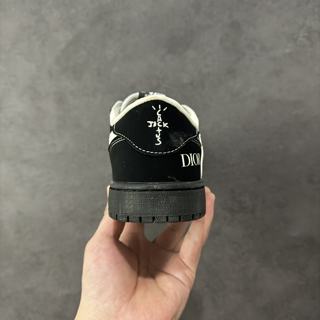 图片[4]-【定制版】Travis Scott x Nike Air Jordan 1 Low x DIOR Air Jordan 1 Low 反转黑白小勾倒钩 全鞋采用原装头层皮，用料扎实 精雕细琢 鞋型极致还原 飞翼3D打印改良 深度立体 四线中底拉帮皮料选材 钢印 背胶一应俱全 全新批次 原装原模大底全鞋原厂定制皮料，手感细腻正确折边工艺 完美细节诠释 货号：LD2025-036 尺码：36 36.5 37.5 38 38.5 39 40 40.5 41 42 42.5 43 44 44.5 45-选品中心