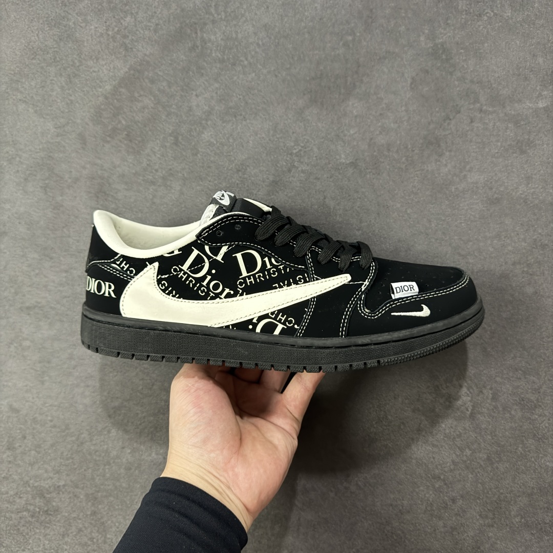 【定制版】Travis Scott x Nike Air Jordan 1 Low x DIOR Air Jordan 1 Low 反转黑白小勾倒钩 全鞋采用原装头层皮,用料扎实 精雕细琢 鞋型极致还原 飞翼3D打印改良 深度立体 四线中底拉帮皮料选材 钢印 背胶一应俱全 全新批次 原装原模大底全鞋原厂定制皮料,手感细腻正确折边工艺 完美细节诠释 货号:LD2025-036 尺码:36 36.5 37.5 38 38.5 39 40 40.5 41 42 42.5 43 44 44.5 45-选品中心