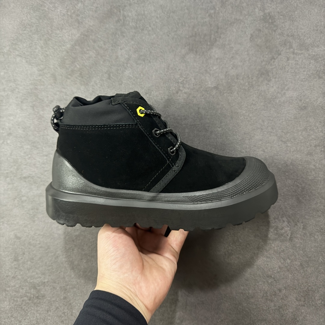 【SP顶级版】UGG Neumel Weather Hybrid M/1143991 秋冬羊毛一体雪地靴 原代工厂隆丰A级真羊毛皮一体完全遵循正平正品,精选A级羊皮毛一体材质,内里毛绒如云朵般包裹双脚,白带恒温属性一寒锁温抗冻,股季透气排湿,让双脚时刻处于干爽舒适的状态,轻量化设计搭配柔韧鞋底,每一步都似踩在软垫上,再加上贴合足型的弧度与足跟支撑,无论是居家休憩,外出通勤还是日常跑腿,全天行走也无负担。 从经典高筒靴到简约拖鞋,从基础中性色到潮流设计,既能与牛仔裤、卫衣打造随性日常,也能搭配裙子、男女同款更能轻松适配情侣穿搭。 优质羊皮毛天生耐磨损,搭配扎实工艺与防水科技加持,能抵御日常磨损与雨雪侵袭。一双穿数年仍能保持柔软质感💪🏻 尺码:35-45 编码:XZB340350-选品中心