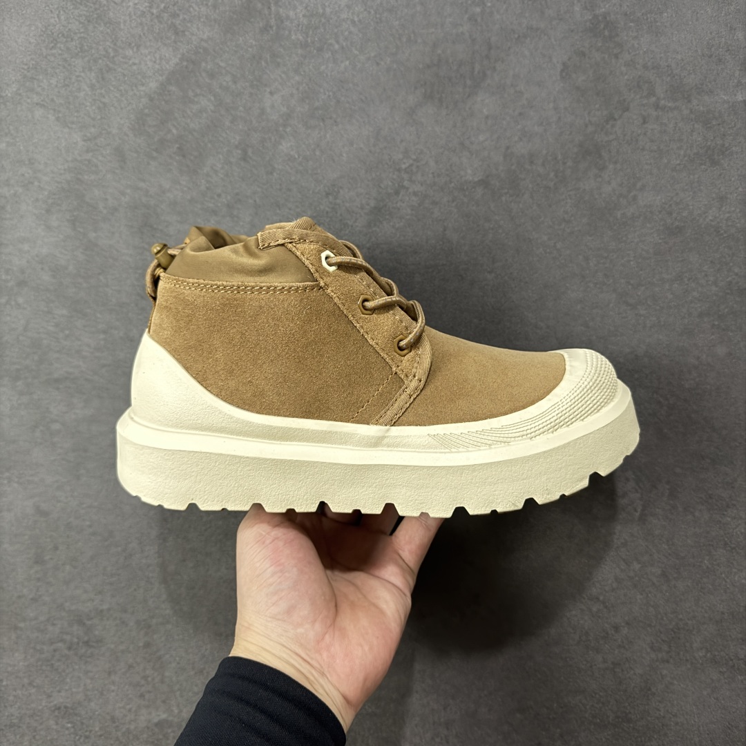 【SP顶级版】UGG Neumel Weather Hybrid M/1143991 秋冬羊毛一体雪地靴 原代工厂隆丰A级真羊毛皮一体完全遵循正平正品,精选A级羊皮毛一体材质,内里毛绒如云朵般包裹双脚,白带恒温属性一寒锁温抗冻,股季透气排湿,让双脚时刻处于干爽舒适的状态,轻量化设计搭配柔韧鞋底,每一步都似踩在软垫上,再加上贴合足型的弧度与足跟支撑,无论是居家休憩,外出通勤还是日常跑腿,全天行走也无负担。 从经典高筒靴到简约拖鞋,从基础中性色到潮流设计,既能与牛仔裤、卫衣打造随性日常,也能搭配裙子、男女同款更能轻松适配情侣穿搭。 优质羊皮毛天生耐磨损,搭配扎实工艺与防水科技加持,能抵御日常磨损与雨雪侵袭。一双穿数年仍能保持柔软质感💪🏻 尺码:35-45 编码:XZB340350-选品中心