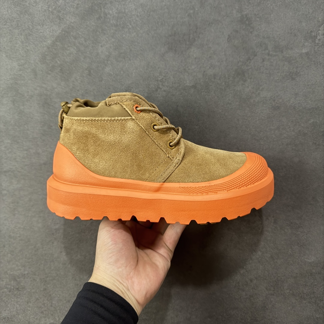 【SP顶级版】UGG Neumel Weather Hybrid M/1143991 秋冬羊毛一体雪地靴 原代工厂隆丰A级真羊毛皮一体完全遵循正平正品,精选A级羊皮毛一体材质,内里毛绒如云朵般包裹双脚,白带恒温属性一寒锁温抗冻,股季透气排湿,让双脚时刻处于干爽舒适的状态,轻量化设计搭配柔韧鞋底,每一步都似踩在软垫上,再加上贴合足型的弧度与足跟支撑,无论是居家休憩,外出通勤还是日常跑腿,全天行走也无负担。 从经典高筒靴到简约拖鞋,从基础中性色到潮流设计,既能与牛仔裤、卫衣打造随性日常,也能搭配裙子、男女同款更能轻松适配情侣穿搭。 优质羊皮毛天生耐磨损,搭配扎实工艺与防水科技加持,能抵御日常磨损与雨雪侵袭。一双穿数年仍能保持柔软质感💪🏻 尺码:35-45 编码:XZB340350-选品中心