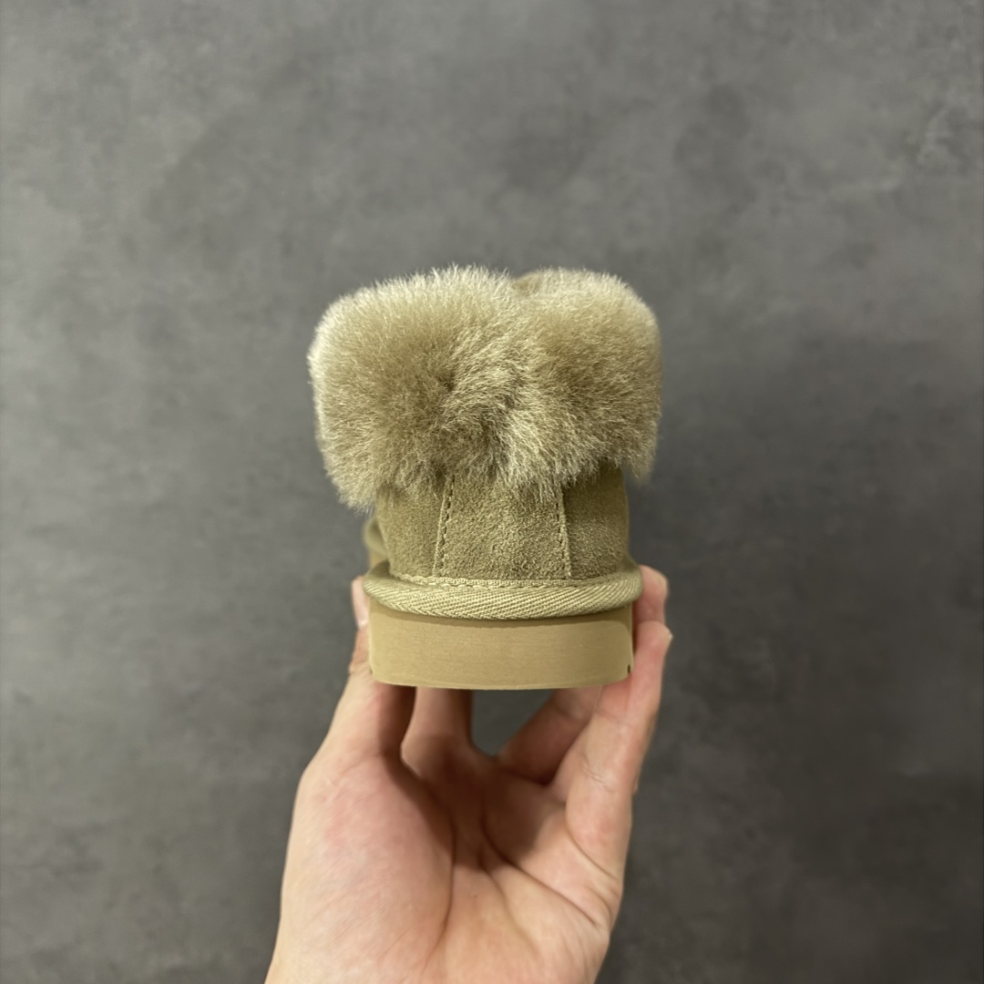 图片[4]-【SP顶级版】UGG W Classic MINI II 羚羊 秋冬羊毛一体雪地靴 1134810 原代工厂隆丰A级真羊毛皮一体完全遵循正平正品，精选A级羊皮毛一体材质，内里毛绒如云朵般包裹双脚，白带恒温属性一寒锁温抗冻，股季透气排湿，让双脚时刻处于干爽舒适的状态，轻量化设计搭配柔韧鞋底，每一步都似踩在软垫上，再加上贴合足型的弧度与足跟支撑，无论是居家休憩,外出通勤还是日常跑腿，全天行走也无负担。 从经典高筒靴到简约拖鞋，从基础中性色到潮流设计，既能与牛仔裤、卫衣打造随性日常，也能搭配裙子、男女同款更能轻松适配情侣穿搭。 优质羊皮毛天生耐磨损，搭配扎实工艺与防水科技加持，能抵御日常磨损与雨雪侵袭。一双穿数年仍能保持柔软质感💪🏻 尺码：35-40-选品中心