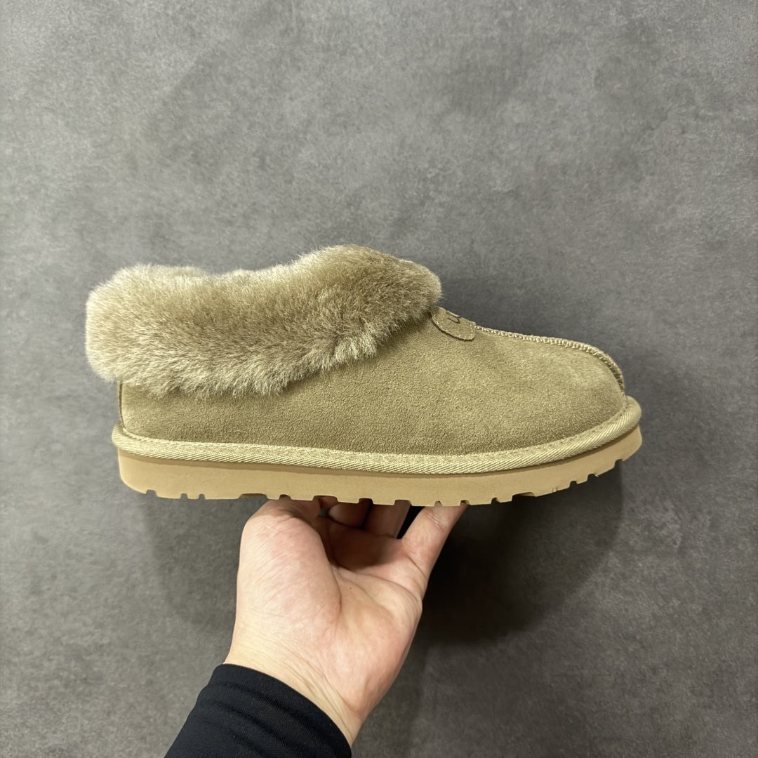 【SP顶级版】UGG W Classic MINI II 羚羊 秋冬羊毛一体雪地靴 1134810 原代工厂隆丰A级真羊毛皮一体完全遵循正平正品,精选A级羊皮毛一体材质,内里毛绒如云朵般包裹双脚,白带恒温属性一寒锁温抗冻,股季透气排湿,让双脚时刻处于干爽舒适的状态,轻量化设计搭配柔韧鞋底,每一步都似踩在软垫上,再加上贴合足型的弧度与足跟支撑,无论是居家休憩,外出通勤还是日常跑腿,全天行走也无负担。 从经典高筒靴到简约拖鞋,从基础中性色到潮流设计,既能与牛仔裤、卫衣打造随性日常,也能搭配裙子、男女同款更能轻松适配情侣穿搭。 优质羊皮毛天生耐磨损,搭配扎实工艺与防水科技加持,能抵御日常磨损与雨雪侵袭。一双穿数年仍能保持柔软质感💪🏻 尺码:35-40-选品中心