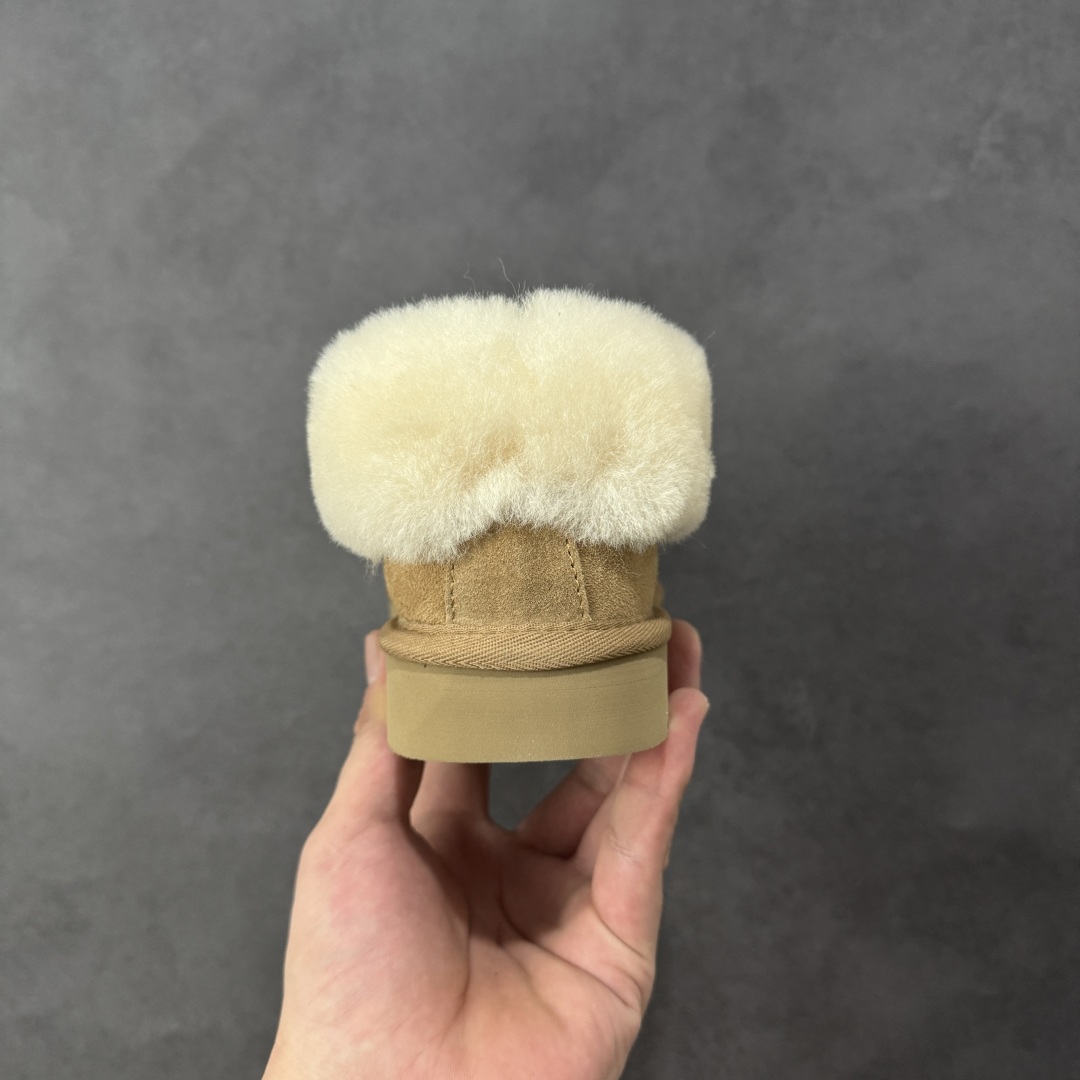 图片[4]-【SP顶级版】UGG W Classic MINI II 羚羊 秋冬羊毛一体雪地靴 1134810 原代工厂隆丰A级真羊毛皮一体完全遵循正平正品，精选A级羊皮毛一体材质，内里毛绒如云朵般包裹双脚，白带恒温属性一寒锁温抗冻，股季透气排湿，让双脚时刻处于干爽舒适的状态，轻量化设计搭配柔韧鞋底，每一步都似踩在软垫上，再加上贴合足型的弧度与足跟支撑，无论是居家休憩,外出通勤还是日常跑腿，全天行走也无负担。 从经典高筒靴到简约拖鞋，从基础中性色到潮流设计，既能与牛仔裤、卫衣打造随性日常，也能搭配裙子、男女同款更能轻松适配情侣穿搭。 优质羊皮毛天生耐磨损，搭配扎实工艺与防水科技加持，能抵御日常磨损与雨雪侵袭。一双穿数年仍能保持柔软质感💪🏻 尺码：35-40-选品中心