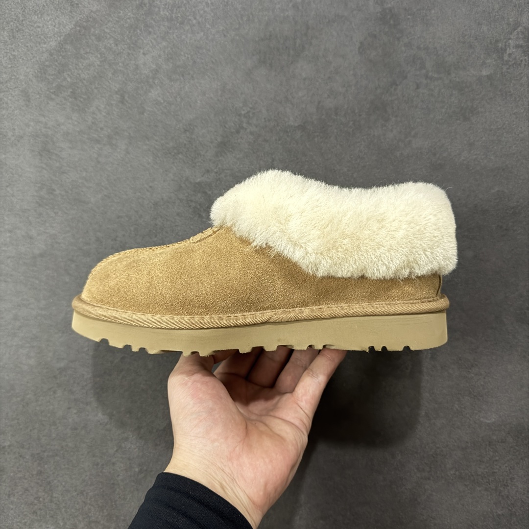 图片[2]-【SP顶级版】UGG W Classic MINI II 羚羊 秋冬羊毛一体雪地靴 1134810 原代工厂隆丰A级真羊毛皮一体完全遵循正平正品，精选A级羊皮毛一体材质，内里毛绒如云朵般包裹双脚，白带恒温属性一寒锁温抗冻，股季透气排湿，让双脚时刻处于干爽舒适的状态，轻量化设计搭配柔韧鞋底，每一步都似踩在软垫上，再加上贴合足型的弧度与足跟支撑，无论是居家休憩,外出通勤还是日常跑腿，全天行走也无负担。 从经典高筒靴到简约拖鞋，从基础中性色到潮流设计，既能与牛仔裤、卫衣打造随性日常，也能搭配裙子、男女同款更能轻松适配情侣穿搭。 优质羊皮毛天生耐磨损，搭配扎实工艺与防水科技加持，能抵御日常磨损与雨雪侵袭。一双穿数年仍能保持柔软质感💪🏻 尺码：35-40-选品中心