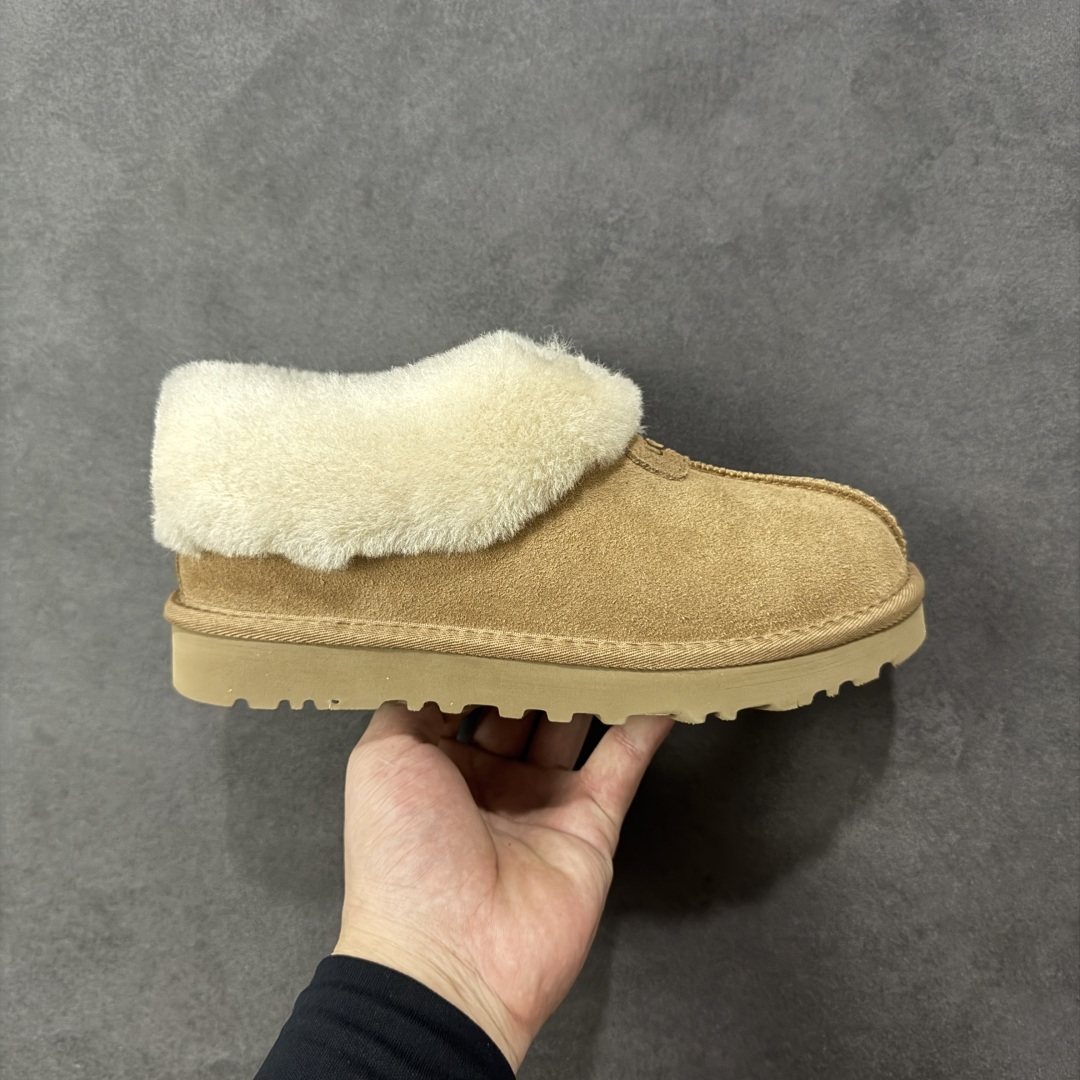 【SP顶级版】UGG W Classic MINI II 羚羊 秋冬羊毛一体雪地靴 1134810 原代工厂隆丰A级真羊毛皮一体完全遵循正平正品,精选A级羊皮毛一体材质,内里毛绒如云朵般包裹双脚,白带恒温属性一寒锁温抗冻,股季透气排湿,让双脚时刻处于干爽舒适的状态,轻量化设计搭配柔韧鞋底,每一步都似踩在软垫上,再加上贴合足型的弧度与足跟支撑,无论是居家休憩,外出通勤还是日常跑腿,全天行走也无负担。 从经典高筒靴到简约拖鞋,从基础中性色到潮流设计,既能与牛仔裤、卫衣打造随性日常,也能搭配裙子、男女同款更能轻松适配情侣穿搭。 优质羊皮毛天生耐磨损,搭配扎实工艺与防水科技加持,能抵御日常磨损与雨雪侵袭。一双穿数年仍能保持柔软质感💪🏻 尺码:35-40-选品中心