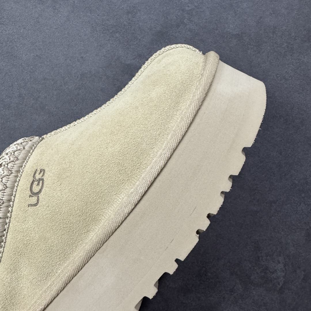 图片[5]-【SP顶级版】UGG Tazz 秋冬羊毛一体雪地靴 1122553 原代工厂隆丰A级真羊毛皮一体完全遵循正平正品，精选A级羊皮毛一体材质，内里毛绒如云朵般包裹双脚，白带恒温属性一寒锁温抗冻，股季透气排湿，让双脚时刻处于干爽舒适的状态，轻量化设计搭配柔韧鞋底，每一步都似踩在软垫上，再加上贴合足型的弧度与足跟支撑，无论是居家休憩,外出通勤还是日常跑腿，全天行走也无负担。 从经典高筒靴到简约拖鞋，从基础中性色到潮流设计，既能与牛仔裤、卫衣打造随性日常，也能搭配裙子、男女同款更能轻松适配情侣穿搭。 优质羊皮毛天生耐磨损，搭配扎实工艺与防水科技加持，能抵御日常磨损与雨雪侵袭。一双穿数年仍能保持柔软质感💪🏻 尺码：35-40-选品中心