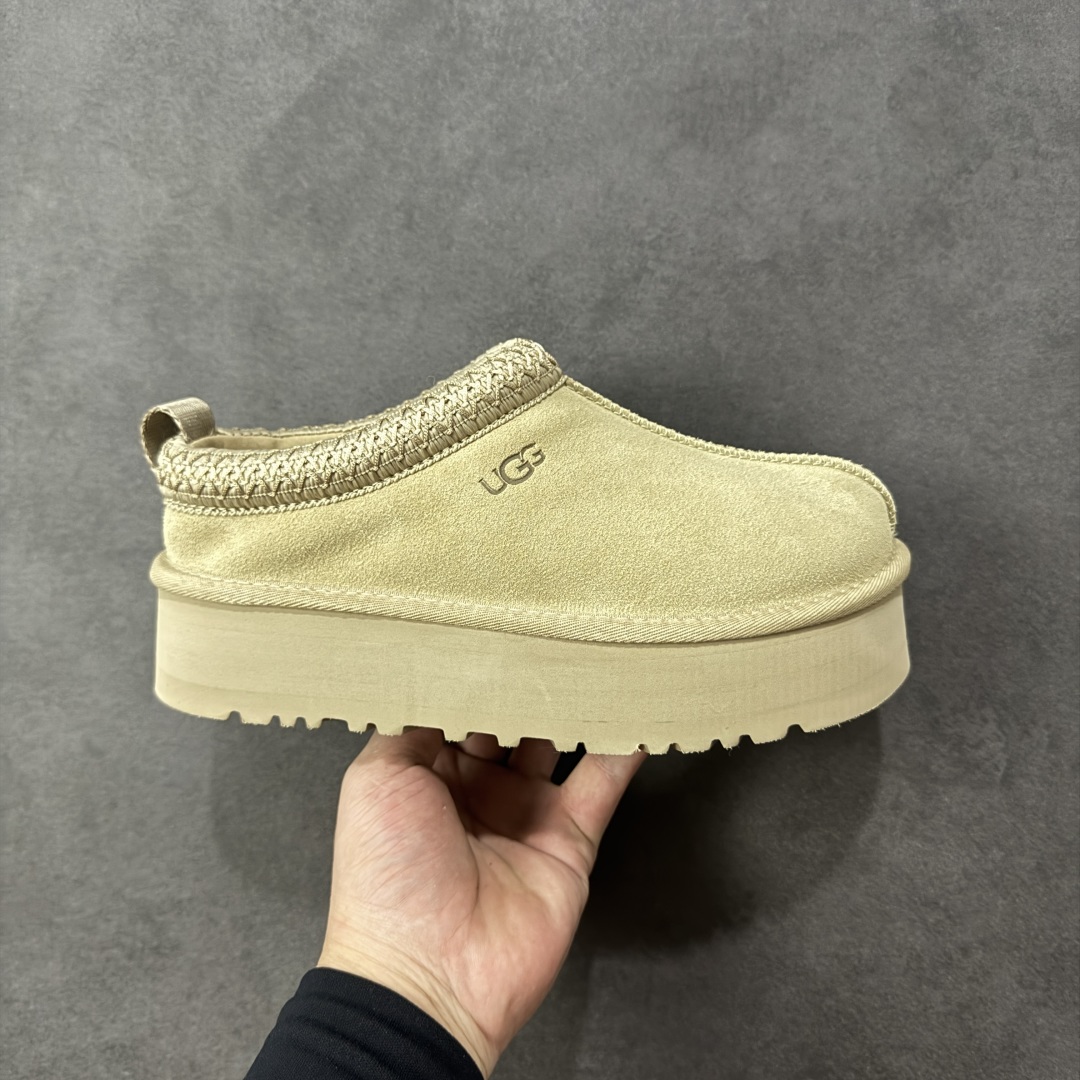 【SP顶级版】UGG Tazz 秋冬羊毛一体雪地靴 1122553 原代工厂隆丰A级真羊毛皮一体完全遵循正平正品,精选A级羊皮毛一体材质,内里毛绒如云朵般包裹双脚,白带恒温属性一寒锁温抗冻,股季透气排湿,让双脚时刻处于干爽舒适的状态,轻量化设计搭配柔韧鞋底,每一步都似踩在软垫上,再加上贴合足型的弧度与足跟支撑,无论是居家休憩,外出通勤还是日常跑腿,全天行走也无负担。 从经典高筒靴到简约拖鞋,从基础中性色到潮流设计,既能与牛仔裤、卫衣打造随性日常,也能搭配裙子、男女同款更能轻松适配情侣穿搭。 优质羊皮毛天生耐磨损,搭配扎实工艺与防水科技加持,能抵御日常磨损与雨雪侵袭。一双穿数年仍能保持柔软质感💪🏻 尺码:35-40-选品中心