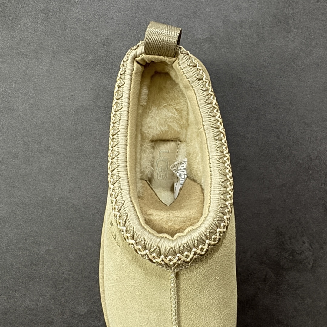 图片[7]-【SP顶级版】UGG Tazz 秋冬羊毛一体雪地靴 1122553 原代工厂隆丰A级真羊毛皮一体完全遵循正平正品，精选A级羊皮毛一体材质，内里毛绒如云朵般包裹双脚，白带恒温属性一寒锁温抗冻，股季透气排湿，让双脚时刻处于干爽舒适的状态，轻量化设计搭配柔韧鞋底，每一步都似踩在软垫上，再加上贴合足型的弧度与足跟支撑，无论是居家休憩,外出通勤还是日常跑腿，全天行走也无负担。 从经典高筒靴到简约拖鞋，从基础中性色到潮流设计，既能与牛仔裤、卫衣打造随性日常，也能搭配裙子、男女同款更能轻松适配情侣穿搭。 优质羊皮毛天生耐磨损，搭配扎实工艺与防水科技加持，能抵御日常磨损与雨雪侵袭。一双穿数年仍能保持柔软质感💪🏻 尺码：35-40-选品中心