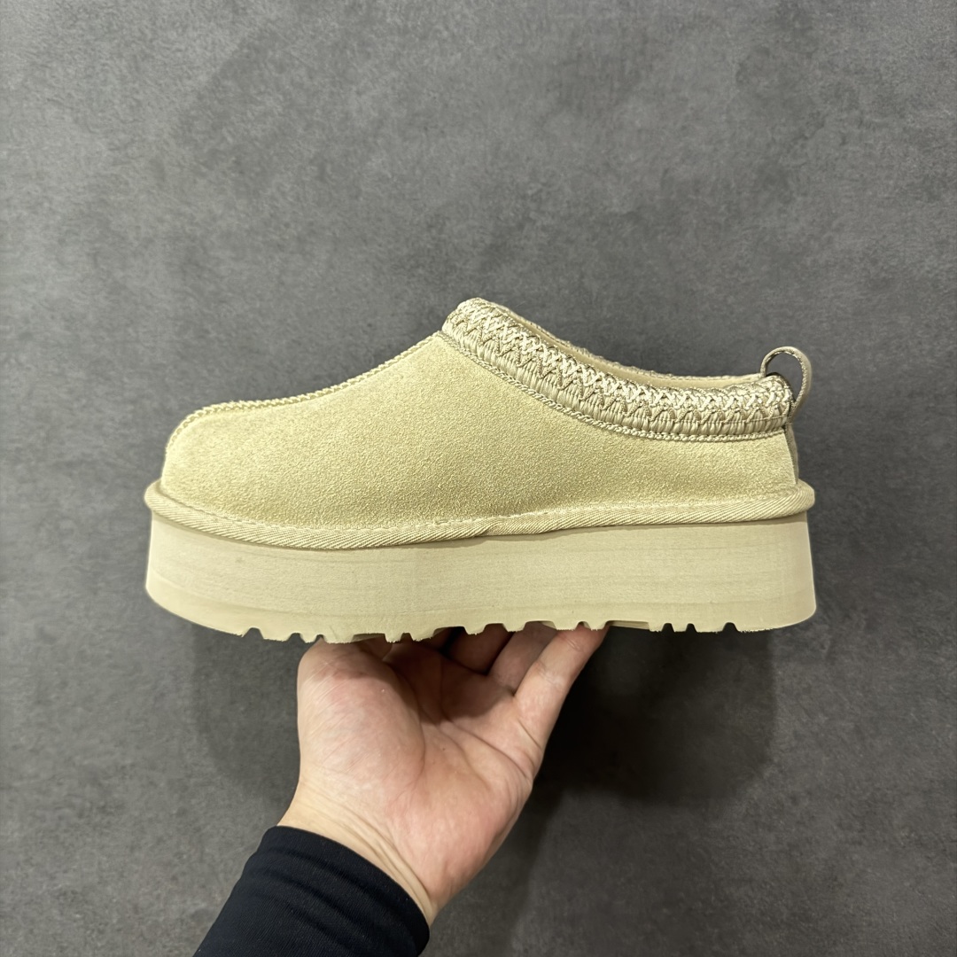 图片[2]-【SP顶级版】UGG Tazz 秋冬羊毛一体雪地靴 1122553 原代工厂隆丰A级真羊毛皮一体完全遵循正平正品，精选A级羊皮毛一体材质，内里毛绒如云朵般包裹双脚，白带恒温属性一寒锁温抗冻，股季透气排湿，让双脚时刻处于干爽舒适的状态，轻量化设计搭配柔韧鞋底，每一步都似踩在软垫上，再加上贴合足型的弧度与足跟支撑，无论是居家休憩,外出通勤还是日常跑腿，全天行走也无负担。 从经典高筒靴到简约拖鞋，从基础中性色到潮流设计，既能与牛仔裤、卫衣打造随性日常，也能搭配裙子、男女同款更能轻松适配情侣穿搭。 优质羊皮毛天生耐磨损，搭配扎实工艺与防水科技加持，能抵御日常磨损与雨雪侵袭。一双穿数年仍能保持柔软质感💪🏻 尺码：35-40-选品中心