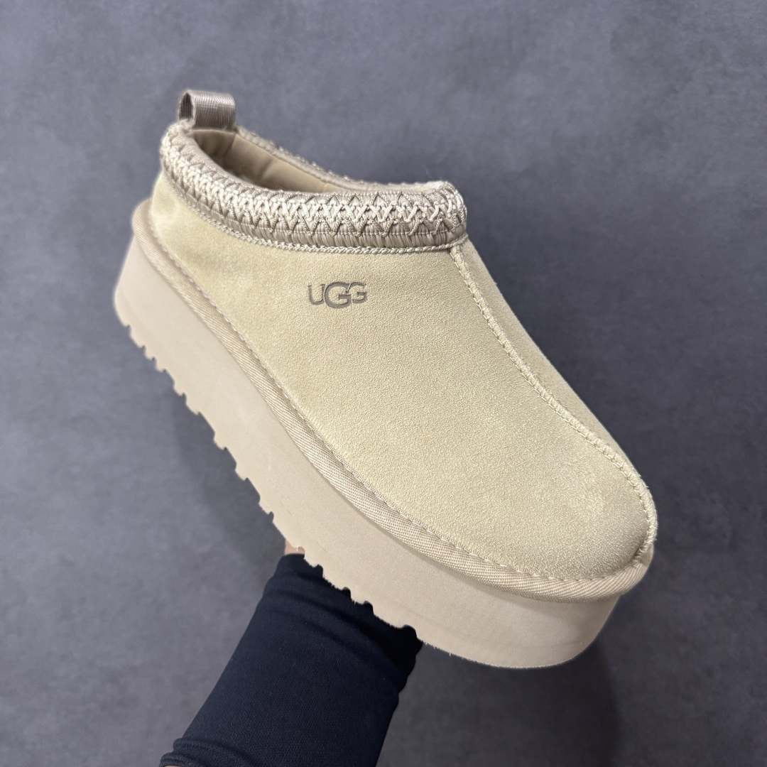 图片[3]-【SP顶级版】UGG Tazz 秋冬羊毛一体雪地靴 1122553 原代工厂隆丰A级真羊毛皮一体完全遵循正平正品，精选A级羊皮毛一体材质，内里毛绒如云朵般包裹双脚，白带恒温属性一寒锁温抗冻，股季透气排湿，让双脚时刻处于干爽舒适的状态，轻量化设计搭配柔韧鞋底，每一步都似踩在软垫上，再加上贴合足型的弧度与足跟支撑，无论是居家休憩,外出通勤还是日常跑腿，全天行走也无负担。 从经典高筒靴到简约拖鞋，从基础中性色到潮流设计，既能与牛仔裤、卫衣打造随性日常，也能搭配裙子、男女同款更能轻松适配情侣穿搭。 优质羊皮毛天生耐磨损，搭配扎实工艺与防水科技加持，能抵御日常磨损与雨雪侵袭。一双穿数年仍能保持柔软质感💪🏻 尺码：35-40-选品中心