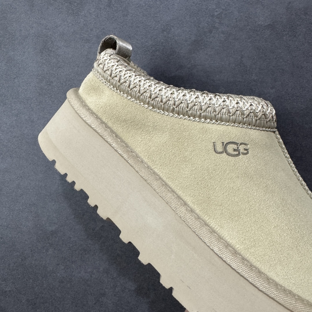 图片[6]-【SP顶级版】UGG Tazz 秋冬羊毛一体雪地靴 1122553 原代工厂隆丰A级真羊毛皮一体完全遵循正平正品，精选A级羊皮毛一体材质，内里毛绒如云朵般包裹双脚，白带恒温属性一寒锁温抗冻，股季透气排湿，让双脚时刻处于干爽舒适的状态，轻量化设计搭配柔韧鞋底，每一步都似踩在软垫上，再加上贴合足型的弧度与足跟支撑，无论是居家休憩,外出通勤还是日常跑腿，全天行走也无负担。 从经典高筒靴到简约拖鞋，从基础中性色到潮流设计，既能与牛仔裤、卫衣打造随性日常，也能搭配裙子、男女同款更能轻松适配情侣穿搭。 优质羊皮毛天生耐磨损，搭配扎实工艺与防水科技加持，能抵御日常磨损与雨雪侵袭。一双穿数年仍能保持柔软质感💪🏻 尺码：35-40-选品中心
