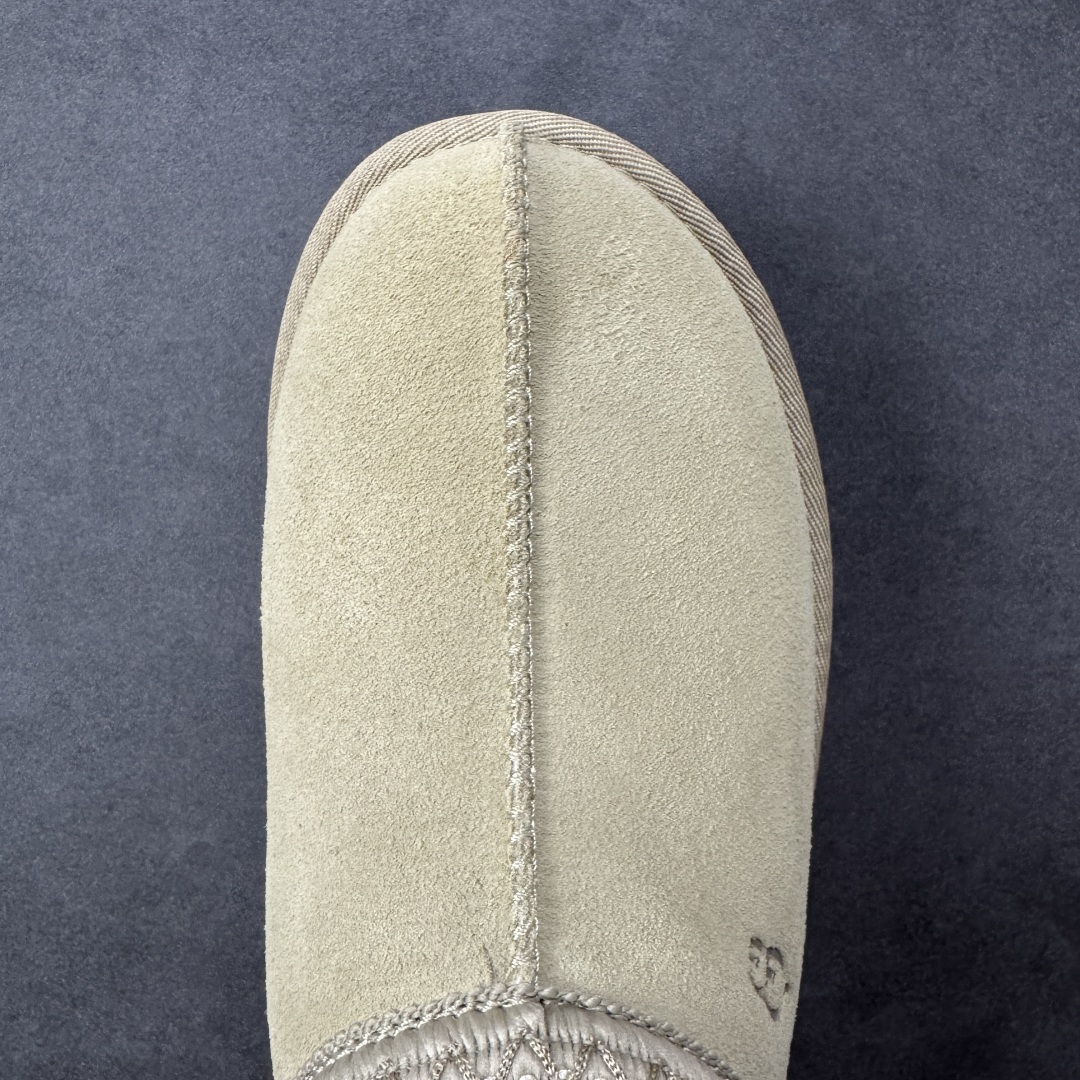 图片[8]-【SP顶级版】UGG Tazz 秋冬羊毛一体雪地靴 1122553 原代工厂隆丰A级真羊毛皮一体完全遵循正平正品，精选A级羊皮毛一体材质，内里毛绒如云朵般包裹双脚，白带恒温属性一寒锁温抗冻，股季透气排湿，让双脚时刻处于干爽舒适的状态，轻量化设计搭配柔韧鞋底，每一步都似踩在软垫上，再加上贴合足型的弧度与足跟支撑，无论是居家休憩,外出通勤还是日常跑腿，全天行走也无负担。 从经典高筒靴到简约拖鞋，从基础中性色到潮流设计，既能与牛仔裤、卫衣打造随性日常，也能搭配裙子、男女同款更能轻松适配情侣穿搭。 优质羊皮毛天生耐磨损，搭配扎实工艺与防水科技加持，能抵御日常磨损与雨雪侵袭。一双穿数年仍能保持柔软质感💪🏻 尺码：35-40-选品中心