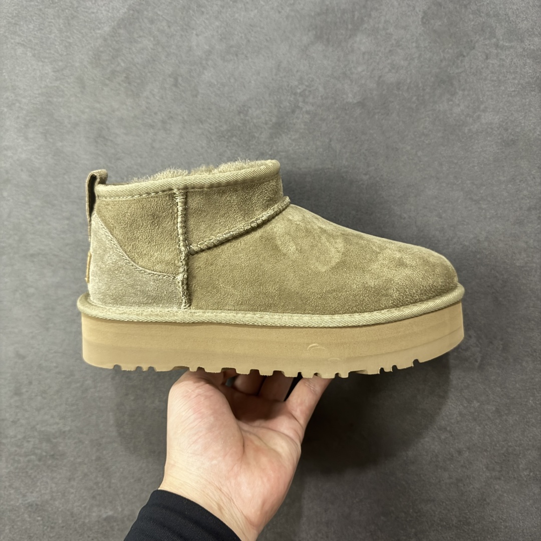 【SP顶级版】UGG Mini 1135092系列 秋冬羊毛一体雪地靴 原代工厂隆丰A级真羊毛皮一体完全遵循正平正品,精选A级羊皮毛一体材质,内里毛绒如云朵般包裹双脚,白带恒温属性一寒锁温抗冻,股季透气排湿,让双脚时刻处于干爽舒适的状态,轻量化设计搭配柔韧鞋底,每一步都似踩在软垫上,再加上贴合足型的弧度与足跟支撑,无论是居家休憩,外出通勤还是日常跑腿,全天行走也无负担。 从经典高筒靴到简约拖鞋,从基础中性色到潮流设计,既能与牛仔裤、卫衣打造随性日常,也能搭配裙子、男女同款更能轻松适配情侣穿搭。 优质羊皮毛天生耐磨损,搭配扎实工艺与防水科技加持,能抵御日常磨损与雨雪侵袭。一双穿数年仍能保持柔软质感💪🏻 尺码:35-40-选品中心