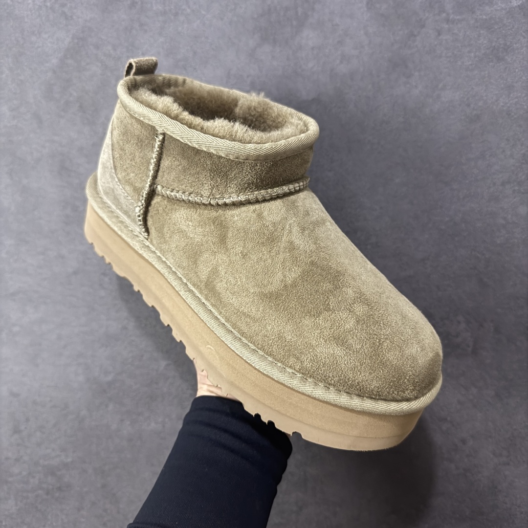 图片[3]-【SP顶级版】UGG Mini 1135092系列 秋冬羊毛一体雪地靴 原代工厂隆丰A级真羊毛皮一体完全遵循正平正品，精选A级羊皮毛一体材质，内里毛绒如云朵般包裹双脚，白带恒温属性一寒锁温抗冻，股季透气排湿，让双脚时刻处于干爽舒适的状态，轻量化设计搭配柔韧鞋底，每一步都似踩在软垫上，再加上贴合足型的弧度与足跟支撑，无论是居家休憩,外出通勤还是日常跑腿，全天行走也无负担。 从经典高筒靴到简约拖鞋，从基础中性色到潮流设计，既能与牛仔裤、卫衣打造随性日常，也能搭配裙子、男女同款更能轻松适配情侣穿搭。 优质羊皮毛天生耐磨损，搭配扎实工艺与防水科技加持，能抵御日常磨损与雨雪侵袭。一双穿数年仍能保持柔软质感💪🏻 尺码：35-40-选品中心