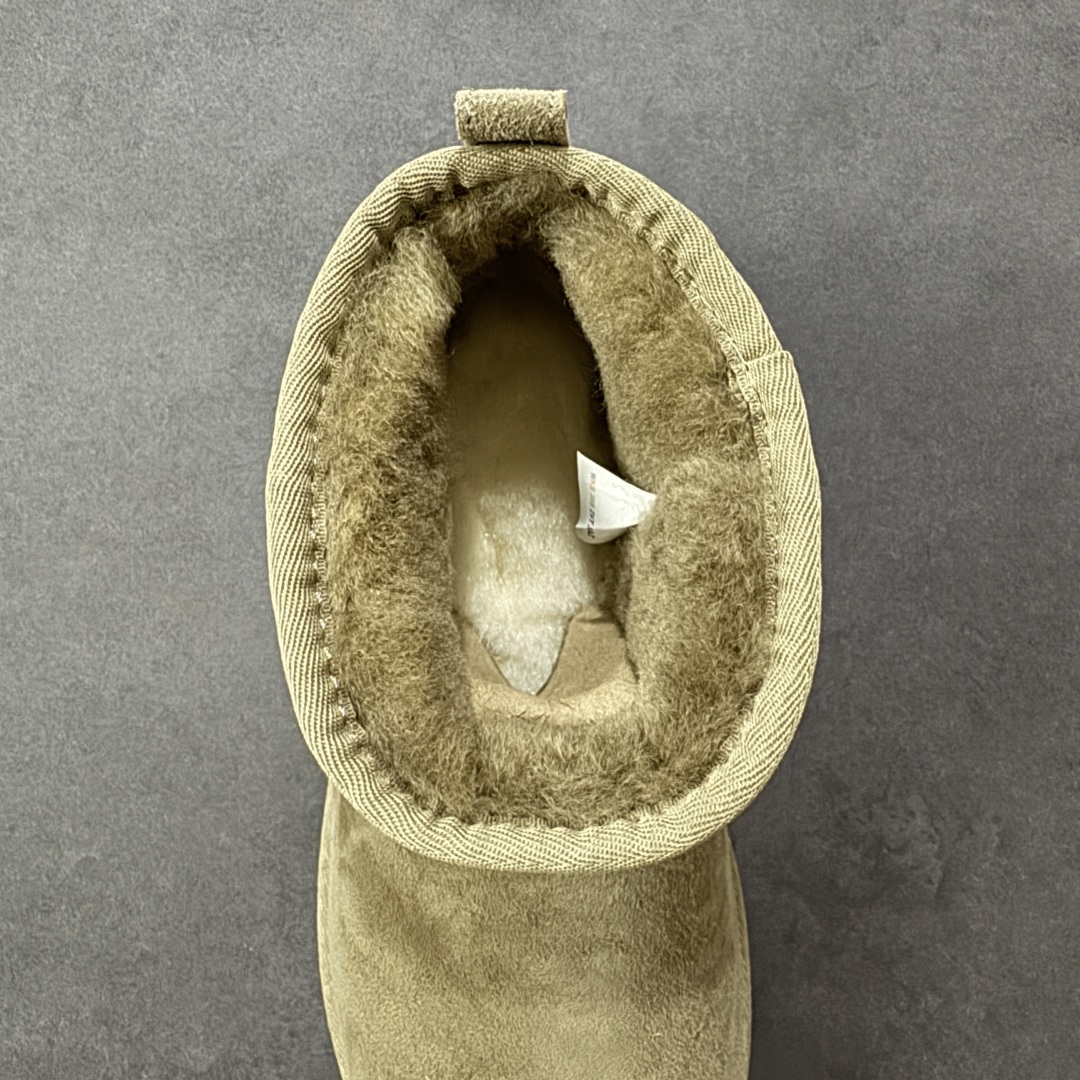 图片[7]-【SP顶级版】UGG Mini 1135092系列 秋冬羊毛一体雪地靴 原代工厂隆丰A级真羊毛皮一体完全遵循正平正品，精选A级羊皮毛一体材质，内里毛绒如云朵般包裹双脚，白带恒温属性一寒锁温抗冻，股季透气排湿，让双脚时刻处于干爽舒适的状态，轻量化设计搭配柔韧鞋底，每一步都似踩在软垫上，再加上贴合足型的弧度与足跟支撑，无论是居家休憩,外出通勤还是日常跑腿，全天行走也无负担。 从经典高筒靴到简约拖鞋，从基础中性色到潮流设计，既能与牛仔裤、卫衣打造随性日常，也能搭配裙子、男女同款更能轻松适配情侣穿搭。 优质羊皮毛天生耐磨损，搭配扎实工艺与防水科技加持，能抵御日常磨损与雨雪侵袭。一双穿数年仍能保持柔软质感💪🏻 尺码：35-40-选品中心