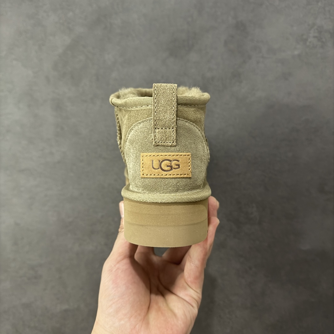 图片[4]-【SP顶级版】UGG Mini 1135092系列 秋冬羊毛一体雪地靴 原代工厂隆丰A级真羊毛皮一体完全遵循正平正品，精选A级羊皮毛一体材质，内里毛绒如云朵般包裹双脚，白带恒温属性一寒锁温抗冻，股季透气排湿，让双脚时刻处于干爽舒适的状态，轻量化设计搭配柔韧鞋底，每一步都似踩在软垫上，再加上贴合足型的弧度与足跟支撑，无论是居家休憩,外出通勤还是日常跑腿，全天行走也无负担。 从经典高筒靴到简约拖鞋，从基础中性色到潮流设计，既能与牛仔裤、卫衣打造随性日常，也能搭配裙子、男女同款更能轻松适配情侣穿搭。 优质羊皮毛天生耐磨损，搭配扎实工艺与防水科技加持，能抵御日常磨损与雨雪侵袭。一双穿数年仍能保持柔软质感💪🏻 尺码：35-40-选品中心