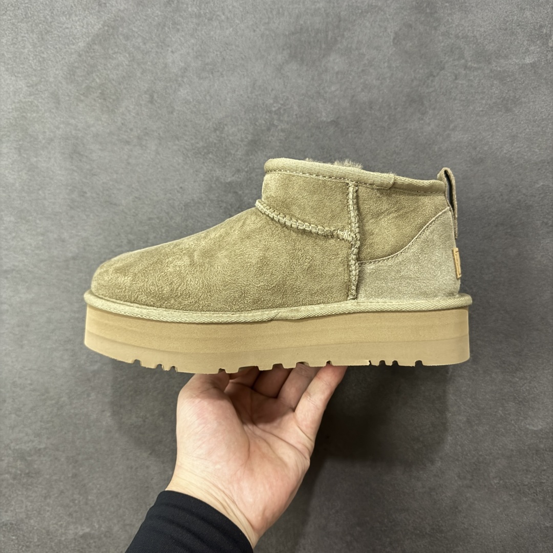图片[2]-【SP顶级版】UGG Mini 1135092系列 秋冬羊毛一体雪地靴 原代工厂隆丰A级真羊毛皮一体完全遵循正平正品，精选A级羊皮毛一体材质，内里毛绒如云朵般包裹双脚，白带恒温属性一寒锁温抗冻，股季透气排湿，让双脚时刻处于干爽舒适的状态，轻量化设计搭配柔韧鞋底，每一步都似踩在软垫上，再加上贴合足型的弧度与足跟支撑，无论是居家休憩,外出通勤还是日常跑腿，全天行走也无负担。 从经典高筒靴到简约拖鞋，从基础中性色到潮流设计，既能与牛仔裤、卫衣打造随性日常，也能搭配裙子、男女同款更能轻松适配情侣穿搭。 优质羊皮毛天生耐磨损，搭配扎实工艺与防水科技加持，能抵御日常磨损与雨雪侵袭。一双穿数年仍能保持柔软质感💪🏻 尺码：35-40-选品中心