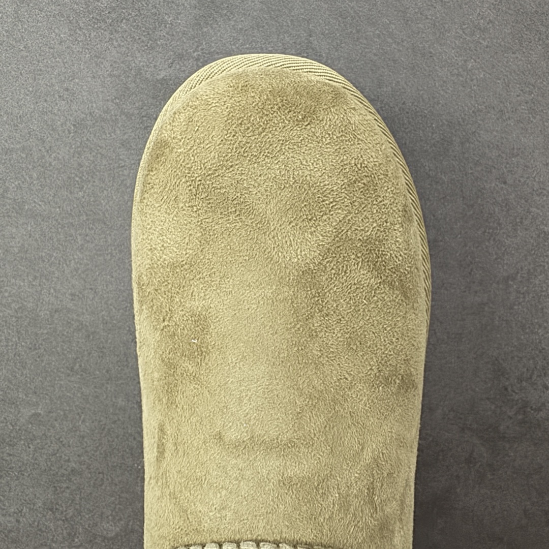 图片[8]-【SP顶级版】UGG Mini 1135092系列 秋冬羊毛一体雪地靴 原代工厂隆丰A级真羊毛皮一体完全遵循正平正品，精选A级羊皮毛一体材质，内里毛绒如云朵般包裹双脚，白带恒温属性一寒锁温抗冻，股季透气排湿，让双脚时刻处于干爽舒适的状态，轻量化设计搭配柔韧鞋底，每一步都似踩在软垫上，再加上贴合足型的弧度与足跟支撑，无论是居家休憩,外出通勤还是日常跑腿，全天行走也无负担。 从经典高筒靴到简约拖鞋，从基础中性色到潮流设计，既能与牛仔裤、卫衣打造随性日常，也能搭配裙子、男女同款更能轻松适配情侣穿搭。 优质羊皮毛天生耐磨损，搭配扎实工艺与防水科技加持，能抵御日常磨损与雨雪侵袭。一双穿数年仍能保持柔软质感💪🏻 尺码：35-40-选品中心