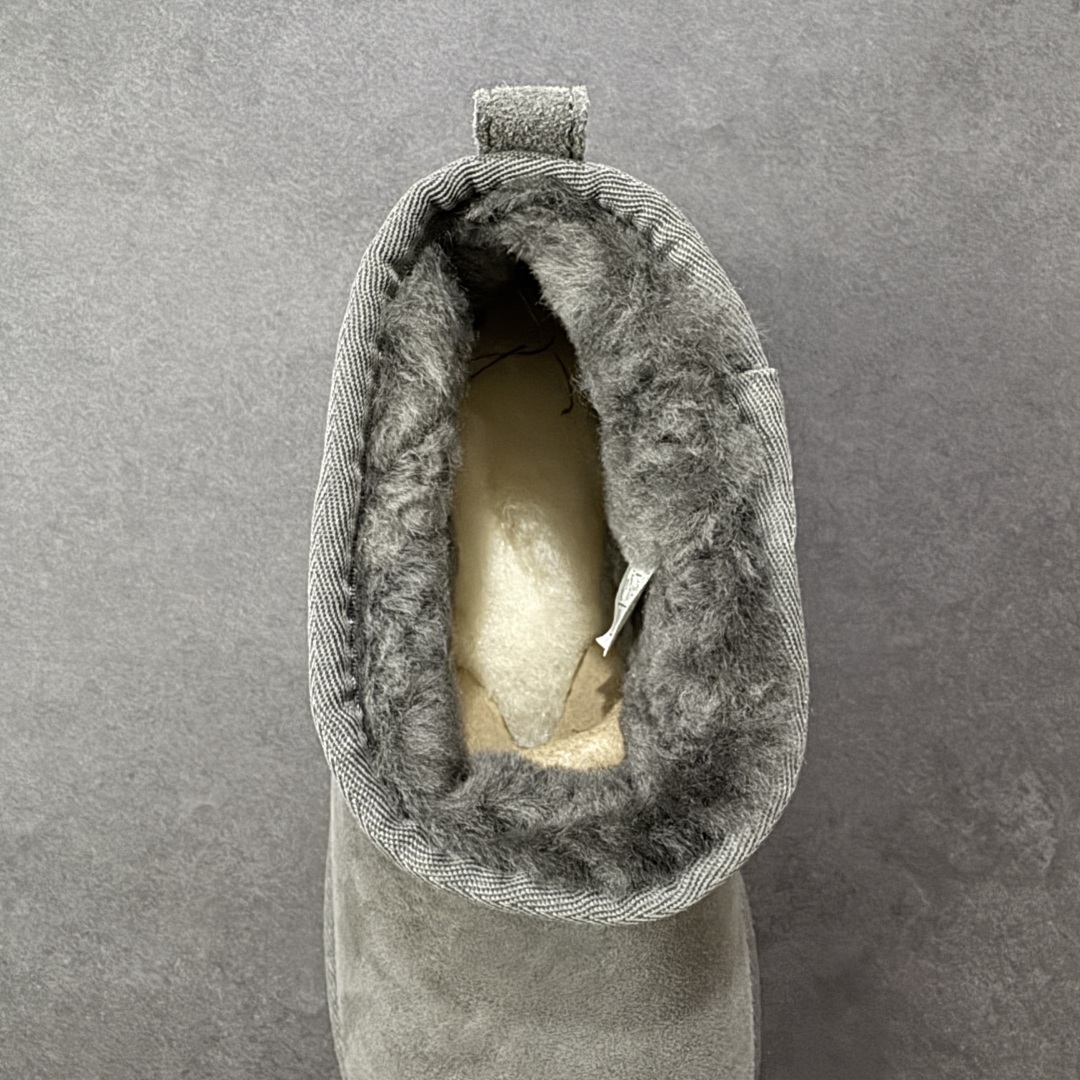 图片[7]-【SP顶级版】UGG Mini 1135092系列 秋冬羊毛一体雪地靴 原代工厂隆丰A级真羊毛皮一体完全遵循正平正品，精选A级羊皮毛一体材质，内里毛绒如云朵般包裹双脚，白带恒温属性一寒锁温抗冻，股季透气排湿，让双脚时刻处于干爽舒适的状态，轻量化设计搭配柔韧鞋底，每一步都似踩在软垫上，再加上贴合足型的弧度与足跟支撑，无论是居家休憩,外出通勤还是日常跑腿，全天行走也无负担。 从经典高筒靴到简约拖鞋，从基础中性色到潮流设计，既能与牛仔裤、卫衣打造随性日常，也能搭配裙子、男女同款更能轻松适配情侣穿搭。 优质羊皮毛天生耐磨损，搭配扎实工艺与防水科技加持，能抵御日常磨损与雨雪侵袭。一双穿数年仍能保持柔软质感💪🏻 尺码：35-40-选品中心