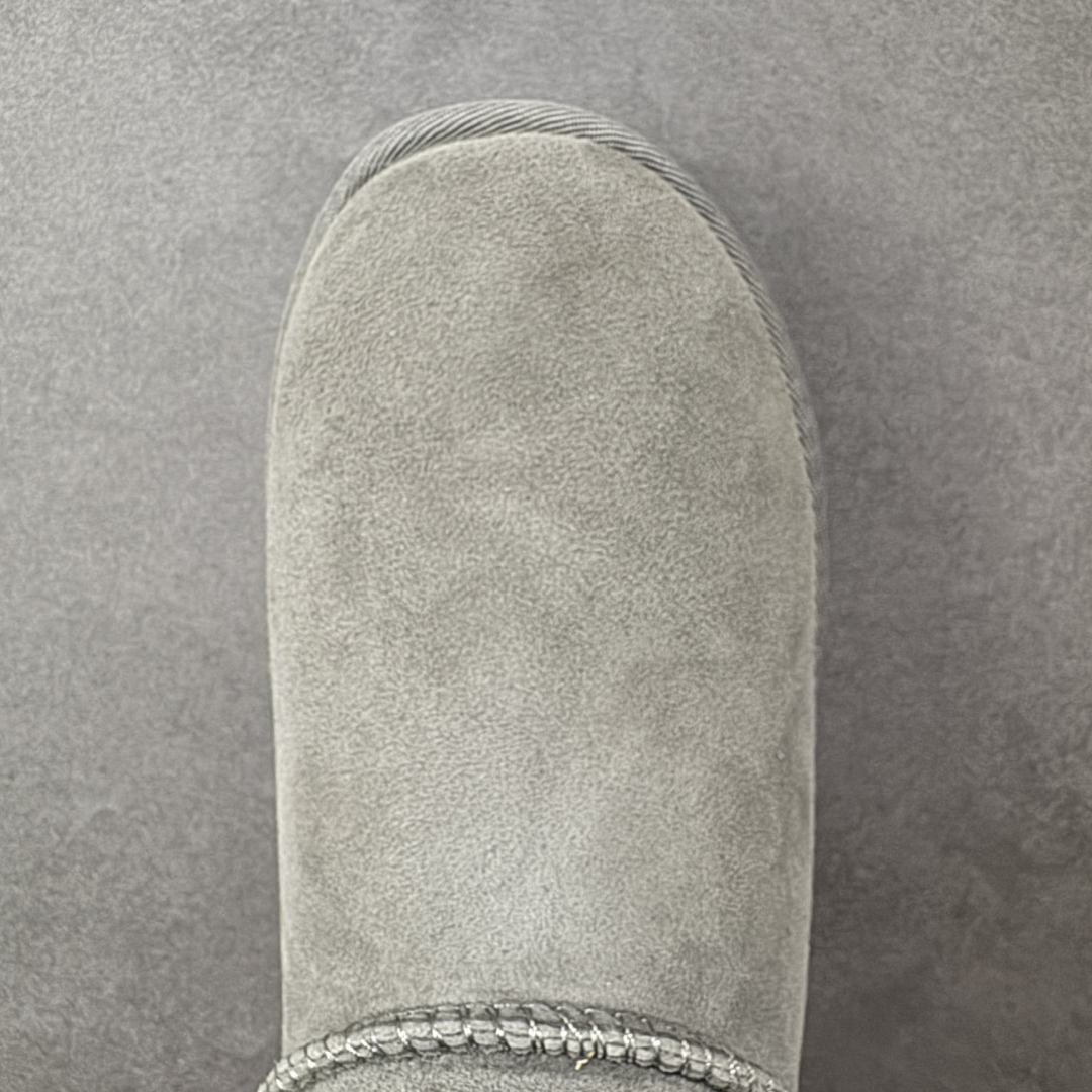 图片[8]-【SP顶级版】UGG Mini 1135092系列 秋冬羊毛一体雪地靴 原代工厂隆丰A级真羊毛皮一体完全遵循正平正品，精选A级羊皮毛一体材质，内里毛绒如云朵般包裹双脚，白带恒温属性一寒锁温抗冻，股季透气排湿，让双脚时刻处于干爽舒适的状态，轻量化设计搭配柔韧鞋底，每一步都似踩在软垫上，再加上贴合足型的弧度与足跟支撑，无论是居家休憩,外出通勤还是日常跑腿，全天行走也无负担。 从经典高筒靴到简约拖鞋，从基础中性色到潮流设计，既能与牛仔裤、卫衣打造随性日常，也能搭配裙子、男女同款更能轻松适配情侣穿搭。 优质羊皮毛天生耐磨损，搭配扎实工艺与防水科技加持，能抵御日常磨损与雨雪侵袭。一双穿数年仍能保持柔软质感💪🏻 尺码：35-40-选品中心