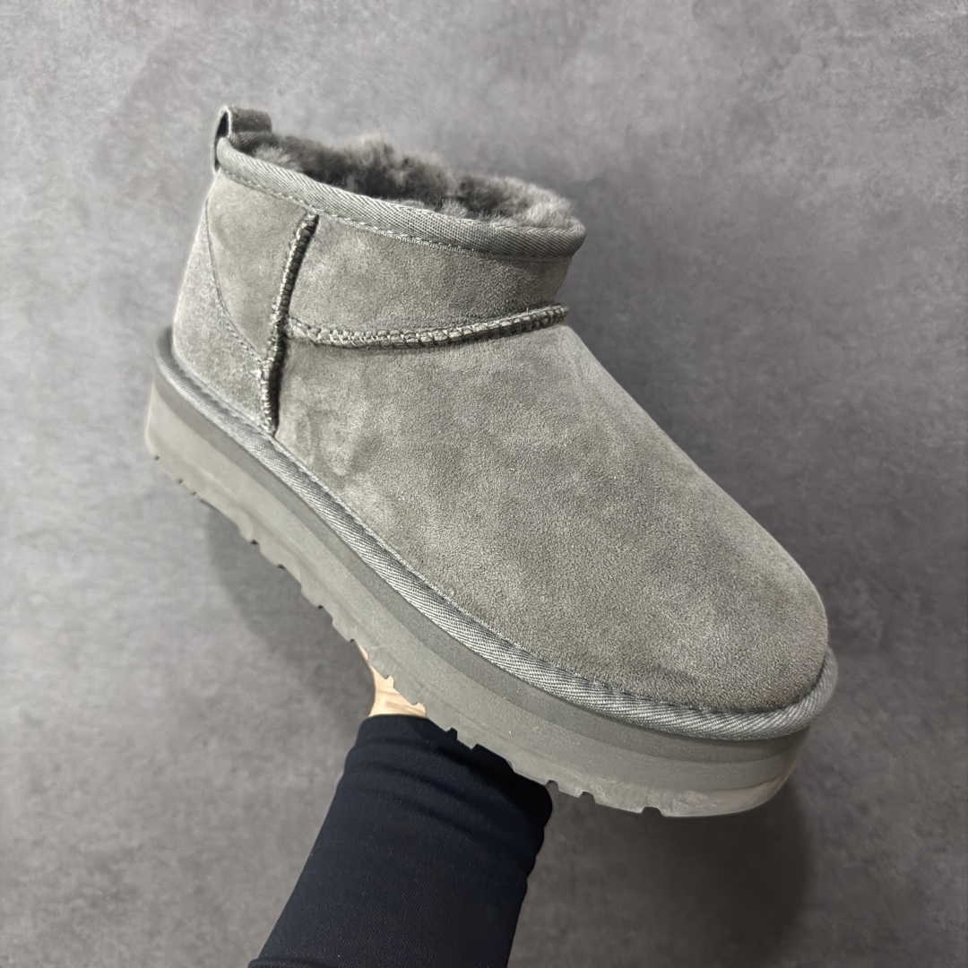 图片[3]-【SP顶级版】UGG Mini 1135092系列 秋冬羊毛一体雪地靴 原代工厂隆丰A级真羊毛皮一体完全遵循正平正品，精选A级羊皮毛一体材质，内里毛绒如云朵般包裹双脚，白带恒温属性一寒锁温抗冻，股季透气排湿，让双脚时刻处于干爽舒适的状态，轻量化设计搭配柔韧鞋底，每一步都似踩在软垫上，再加上贴合足型的弧度与足跟支撑，无论是居家休憩,外出通勤还是日常跑腿，全天行走也无负担。 从经典高筒靴到简约拖鞋，从基础中性色到潮流设计，既能与牛仔裤、卫衣打造随性日常，也能搭配裙子、男女同款更能轻松适配情侣穿搭。 优质羊皮毛天生耐磨损，搭配扎实工艺与防水科技加持，能抵御日常磨损与雨雪侵袭。一双穿数年仍能保持柔软质感💪🏻 尺码：35-40-选品中心