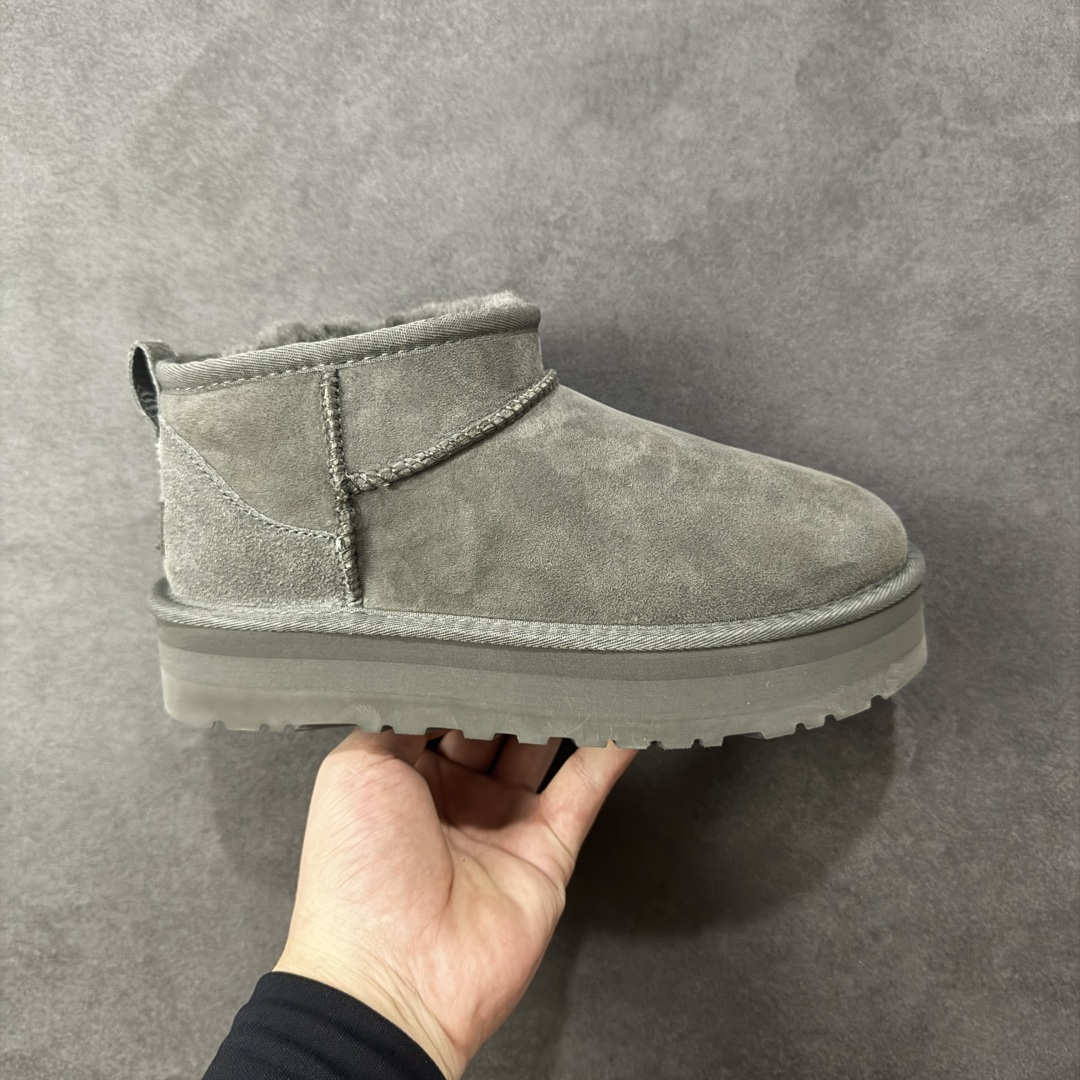 【SP顶级版】UGG Mini 1135092系列 秋冬羊毛一体雪地靴 原代工厂隆丰A级真羊毛皮一体完全遵循正平正品,精选A级羊皮毛一体材质,内里毛绒如云朵般包裹双脚,白带恒温属性一寒锁温抗冻,股季透气排湿,让双脚时刻处于干爽舒适的状态,轻量化设计搭配柔韧鞋底,每一步都似踩在软垫上,再加上贴合足型的弧度与足跟支撑,无论是居家休憩,外出通勤还是日常跑腿,全天行走也无负担。 从经典高筒靴到简约拖鞋,从基础中性色到潮流设计,既能与牛仔裤、卫衣打造随性日常,也能搭配裙子、男女同款更能轻松适配情侣穿搭。 优质羊皮毛天生耐磨损,搭配扎实工艺与防水科技加持,能抵御日常磨损与雨雪侵袭。一双穿数年仍能保持柔软质感💪🏻 尺码:35-40-选品中心