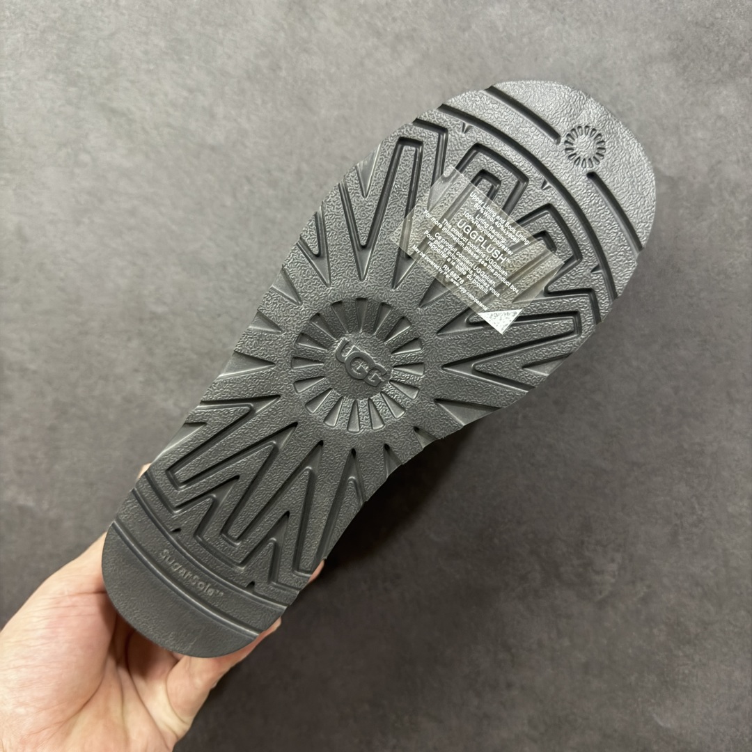 图片[9]-【SP顶级版】UGG Mini 1135092系列 秋冬羊毛一体雪地靴 原代工厂隆丰A级真羊毛皮一体完全遵循正平正品，精选A级羊皮毛一体材质，内里毛绒如云朵般包裹双脚，白带恒温属性一寒锁温抗冻，股季透气排湿，让双脚时刻处于干爽舒适的状态，轻量化设计搭配柔韧鞋底，每一步都似踩在软垫上，再加上贴合足型的弧度与足跟支撑，无论是居家休憩,外出通勤还是日常跑腿，全天行走也无负担。 从经典高筒靴到简约拖鞋，从基础中性色到潮流设计，既能与牛仔裤、卫衣打造随性日常，也能搭配裙子、男女同款更能轻松适配情侣穿搭。 优质羊皮毛天生耐磨损，搭配扎实工艺与防水科技加持，能抵御日常磨损与雨雪侵袭。一双穿数年仍能保持柔软质感💪🏻 尺码：35-40-选品中心