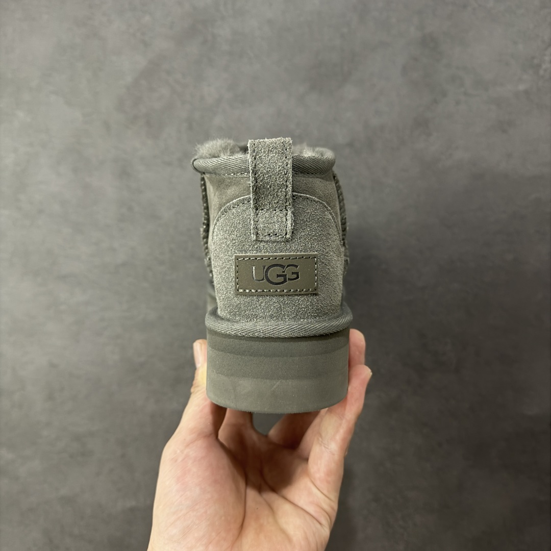 图片[4]-【SP顶级版】UGG Mini 1135092系列 秋冬羊毛一体雪地靴 原代工厂隆丰A级真羊毛皮一体完全遵循正平正品，精选A级羊皮毛一体材质，内里毛绒如云朵般包裹双脚，白带恒温属性一寒锁温抗冻，股季透气排湿，让双脚时刻处于干爽舒适的状态，轻量化设计搭配柔韧鞋底，每一步都似踩在软垫上，再加上贴合足型的弧度与足跟支撑，无论是居家休憩,外出通勤还是日常跑腿，全天行走也无负担。 从经典高筒靴到简约拖鞋，从基础中性色到潮流设计，既能与牛仔裤、卫衣打造随性日常，也能搭配裙子、男女同款更能轻松适配情侣穿搭。 优质羊皮毛天生耐磨损，搭配扎实工艺与防水科技加持，能抵御日常磨损与雨雪侵袭。一双穿数年仍能保持柔软质感💪🏻 尺码：35-40-选品中心
