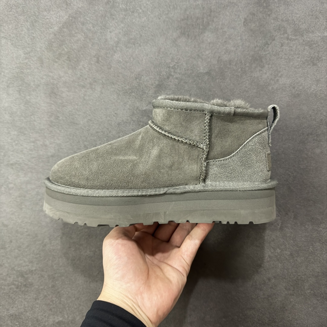 图片[2]-【SP顶级版】UGG Mini 1135092系列 秋冬羊毛一体雪地靴 原代工厂隆丰A级真羊毛皮一体完全遵循正平正品，精选A级羊皮毛一体材质，内里毛绒如云朵般包裹双脚，白带恒温属性一寒锁温抗冻，股季透气排湿，让双脚时刻处于干爽舒适的状态，轻量化设计搭配柔韧鞋底，每一步都似踩在软垫上，再加上贴合足型的弧度与足跟支撑，无论是居家休憩,外出通勤还是日常跑腿，全天行走也无负担。 从经典高筒靴到简约拖鞋，从基础中性色到潮流设计，既能与牛仔裤、卫衣打造随性日常，也能搭配裙子、男女同款更能轻松适配情侣穿搭。 优质羊皮毛天生耐磨损，搭配扎实工艺与防水科技加持，能抵御日常磨损与雨雪侵袭。一双穿数年仍能保持柔软质感💪🏻 尺码：35-40-选品中心