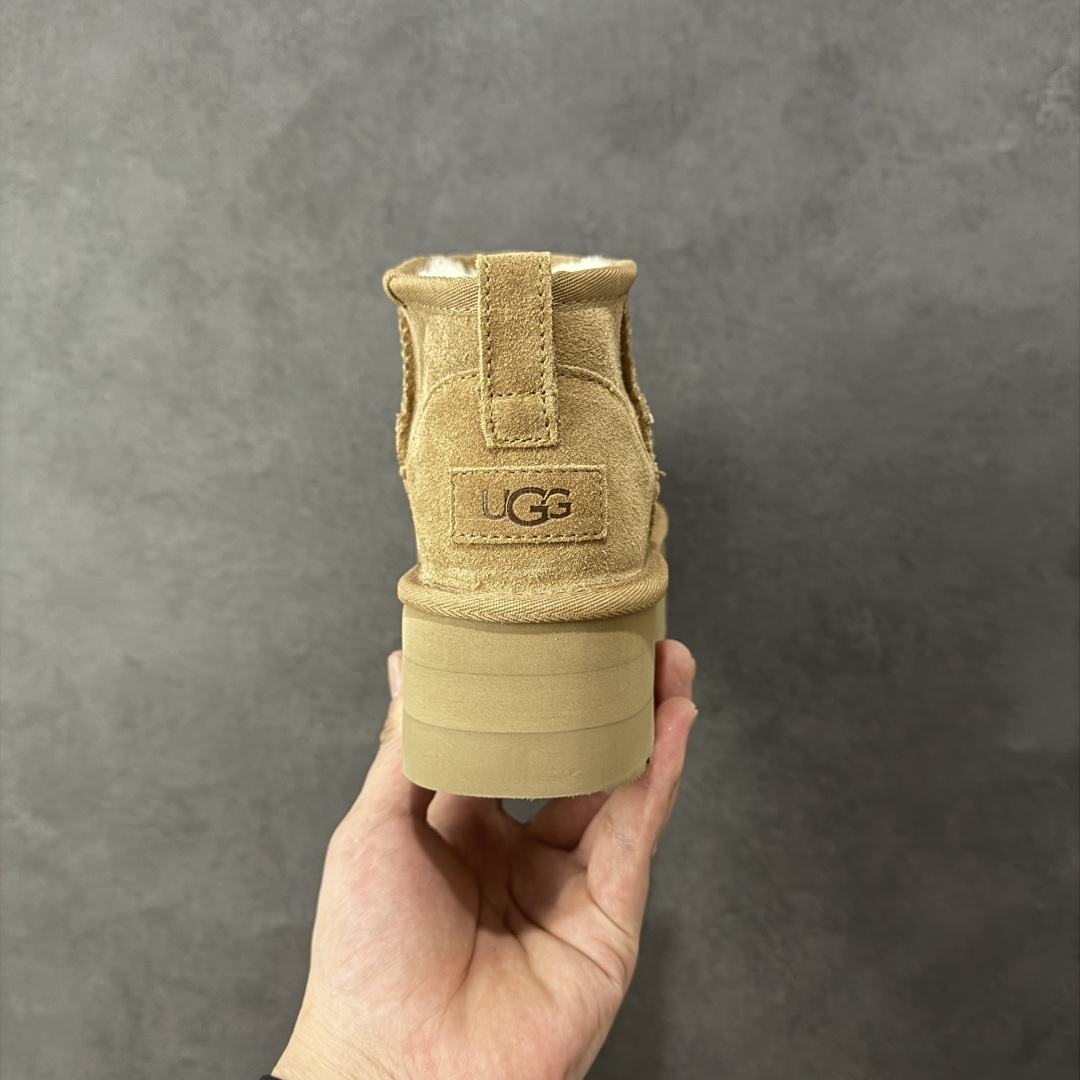 图片[4]-【SP顶级版】UGG Mini 1135092系列 秋冬羊毛一体雪地靴 原代工厂隆丰A级真羊毛皮一体完全遵循正平正品，精选A级羊皮毛一体材质，内里毛绒如云朵般包裹双脚，白带恒温属性一寒锁温抗冻，股季透气排湿，让双脚时刻处于干爽舒适的状态，轻量化设计搭配柔韧鞋底，每一步都似踩在软垫上，再加上贴合足型的弧度与足跟支撑，无论是居家休憩,外出通勤还是日常跑腿，全天行走也无负担。 从经典高筒靴到简约拖鞋，从基础中性色到潮流设计，既能与牛仔裤、卫衣打造随性日常，也能搭配裙子、男女同款更能轻松适配情侣穿搭。 优质羊皮毛天生耐磨损，搭配扎实工艺与防水科技加持，能抵御日常磨损与雨雪侵袭。一双穿数年仍能保持柔软质感💪🏻 尺码：35-40-选品中心