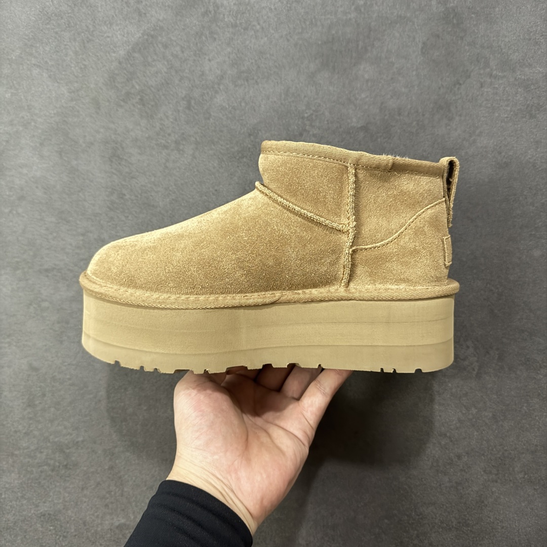 图片[2]-【SP顶级版】UGG Mini 1135092系列 秋冬羊毛一体雪地靴 原代工厂隆丰A级真羊毛皮一体完全遵循正平正品，精选A级羊皮毛一体材质，内里毛绒如云朵般包裹双脚，白带恒温属性一寒锁温抗冻，股季透气排湿，让双脚时刻处于干爽舒适的状态，轻量化设计搭配柔韧鞋底，每一步都似踩在软垫上，再加上贴合足型的弧度与足跟支撑，无论是居家休憩,外出通勤还是日常跑腿，全天行走也无负担。 从经典高筒靴到简约拖鞋，从基础中性色到潮流设计，既能与牛仔裤、卫衣打造随性日常，也能搭配裙子、男女同款更能轻松适配情侣穿搭。 优质羊皮毛天生耐磨损，搭配扎实工艺与防水科技加持，能抵御日常磨损与雨雪侵袭。一双穿数年仍能保持柔软质感💪🏻 尺码：35-40-选品中心