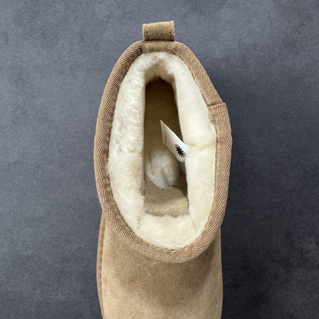 图片[7]-【SP顶级版】UGG Mini 1135092系列 秋冬羊毛一体雪地靴 原代工厂隆丰A级真羊毛皮一体完全遵循正平正品，精选A级羊皮毛一体材质，内里毛绒如云朵般包裹双脚，白带恒温属性一寒锁温抗冻，股季透气排湿，让双脚时刻处于干爽舒适的状态，轻量化设计搭配柔韧鞋底，每一步都似踩在软垫上，再加上贴合足型的弧度与足跟支撑，无论是居家休憩,外出通勤还是日常跑腿，全天行走也无负担。 从经典高筒靴到简约拖鞋，从基础中性色到潮流设计，既能与牛仔裤、卫衣打造随性日常，也能搭配裙子、男女同款更能轻松适配情侣穿搭。 优质羊皮毛天生耐磨损，搭配扎实工艺与防水科技加持，能抵御日常磨损与雨雪侵袭。一双穿数年仍能保持柔软质感💪🏻 尺码：35-40-选品中心