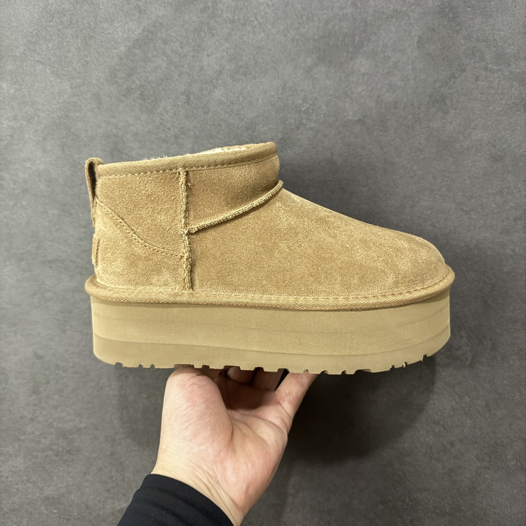 【SP顶级版】UGG Mini 1135092系列 秋冬羊毛一体雪地靴 原代工厂隆丰A级真羊毛皮一体完全遵循正平正品,精选A级羊皮毛一体材质,内里毛绒如云朵般包裹双脚,白带恒温属性一寒锁温抗冻,股季透气排湿,让双脚时刻处于干爽舒适的状态,轻量化设计搭配柔韧鞋底,每一步都似踩在软垫上,再加上贴合足型的弧度与足跟支撑,无论是居家休憩,外出通勤还是日常跑腿,全天行走也无负担。 从经典高筒靴到简约拖鞋,从基础中性色到潮流设计,既能与牛仔裤、卫衣打造随性日常,也能搭配裙子、男女同款更能轻松适配情侣穿搭。 优质羊皮毛天生耐磨损,搭配扎实工艺与防水科技加持,能抵御日常磨损与雨雪侵袭。一双穿数年仍能保持柔软质感💪🏻 尺码:35-40-选品中心