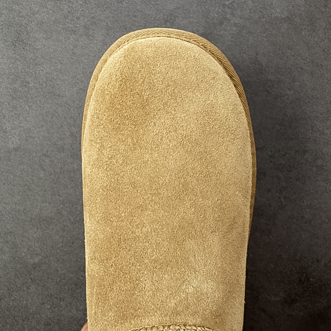 图片[8]-【SP顶级版】UGG Mini 1135092系列 秋冬羊毛一体雪地靴 原代工厂隆丰A级真羊毛皮一体完全遵循正平正品，精选A级羊皮毛一体材质，内里毛绒如云朵般包裹双脚，白带恒温属性一寒锁温抗冻，股季透气排湿，让双脚时刻处于干爽舒适的状态，轻量化设计搭配柔韧鞋底，每一步都似踩在软垫上，再加上贴合足型的弧度与足跟支撑，无论是居家休憩,外出通勤还是日常跑腿，全天行走也无负担。 从经典高筒靴到简约拖鞋，从基础中性色到潮流设计，既能与牛仔裤、卫衣打造随性日常，也能搭配裙子、男女同款更能轻松适配情侣穿搭。 优质羊皮毛天生耐磨损，搭配扎实工艺与防水科技加持，能抵御日常磨损与雨雪侵袭。一双穿数年仍能保持柔软质感💪🏻 尺码：35-40-选品中心