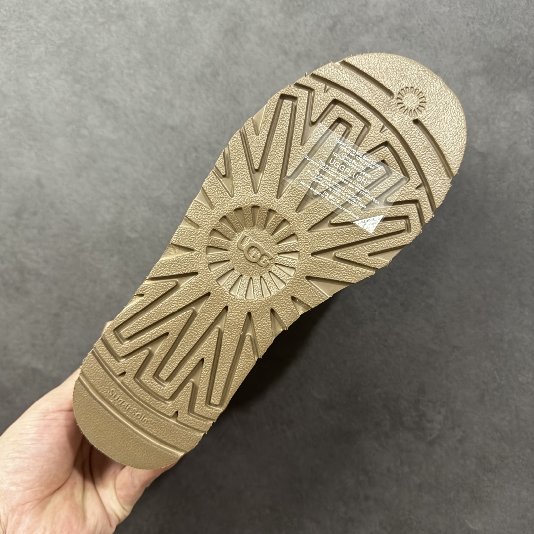 图片[9]-【SP顶级版】UGG Mini 1135092系列 秋冬羊毛一体雪地靴 原代工厂隆丰A级真羊毛皮一体完全遵循正平正品，精选A级羊皮毛一体材质，内里毛绒如云朵般包裹双脚，白带恒温属性一寒锁温抗冻，股季透气排湿，让双脚时刻处于干爽舒适的状态，轻量化设计搭配柔韧鞋底，每一步都似踩在软垫上，再加上贴合足型的弧度与足跟支撑，无论是居家休憩,外出通勤还是日常跑腿，全天行走也无负担。 从经典高筒靴到简约拖鞋，从基础中性色到潮流设计，既能与牛仔裤、卫衣打造随性日常，也能搭配裙子、男女同款更能轻松适配情侣穿搭。 优质羊皮毛天生耐磨损，搭配扎实工艺与防水科技加持，能抵御日常磨损与雨雪侵袭。一双穿数年仍能保持柔软质感💪🏻 尺码：35-40-选品中心