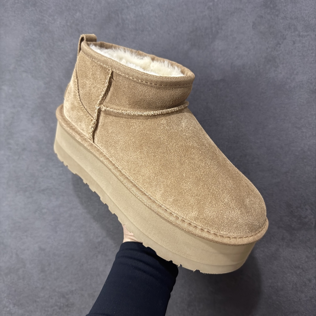 图片[3]-【SP顶级版】UGG Mini 1135092系列 秋冬羊毛一体雪地靴 原代工厂隆丰A级真羊毛皮一体完全遵循正平正品，精选A级羊皮毛一体材质，内里毛绒如云朵般包裹双脚，白带恒温属性一寒锁温抗冻，股季透气排湿，让双脚时刻处于干爽舒适的状态，轻量化设计搭配柔韧鞋底，每一步都似踩在软垫上，再加上贴合足型的弧度与足跟支撑，无论是居家休憩,外出通勤还是日常跑腿，全天行走也无负担。 从经典高筒靴到简约拖鞋，从基础中性色到潮流设计，既能与牛仔裤、卫衣打造随性日常，也能搭配裙子、男女同款更能轻松适配情侣穿搭。 优质羊皮毛天生耐磨损，搭配扎实工艺与防水科技加持，能抵御日常磨损与雨雪侵袭。一双穿数年仍能保持柔软质感💪🏻 尺码：35-40-选品中心