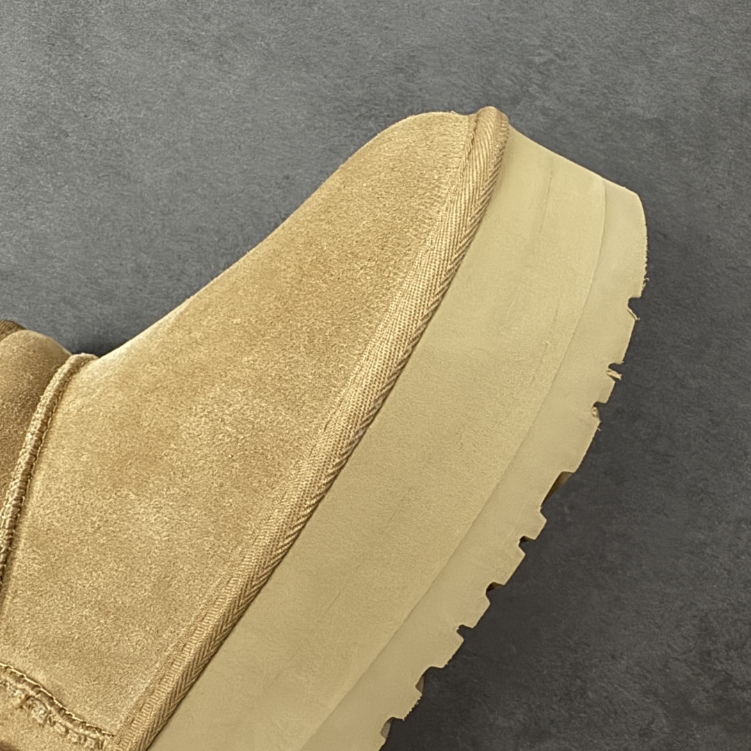 图片[5]-【SP顶级版】UGG Mini 1135092系列 秋冬羊毛一体雪地靴 原代工厂隆丰A级真羊毛皮一体完全遵循正平正品，精选A级羊皮毛一体材质，内里毛绒如云朵般包裹双脚，白带恒温属性一寒锁温抗冻，股季透气排湿，让双脚时刻处于干爽舒适的状态，轻量化设计搭配柔韧鞋底，每一步都似踩在软垫上，再加上贴合足型的弧度与足跟支撑，无论是居家休憩,外出通勤还是日常跑腿，全天行走也无负担。 从经典高筒靴到简约拖鞋，从基础中性色到潮流设计，既能与牛仔裤、卫衣打造随性日常，也能搭配裙子、男女同款更能轻松适配情侣穿搭。 优质羊皮毛天生耐磨损，搭配扎实工艺与防水科技加持，能抵御日常磨损与雨雪侵袭。一双穿数年仍能保持柔软质感💪🏻 尺码：35-40-选品中心