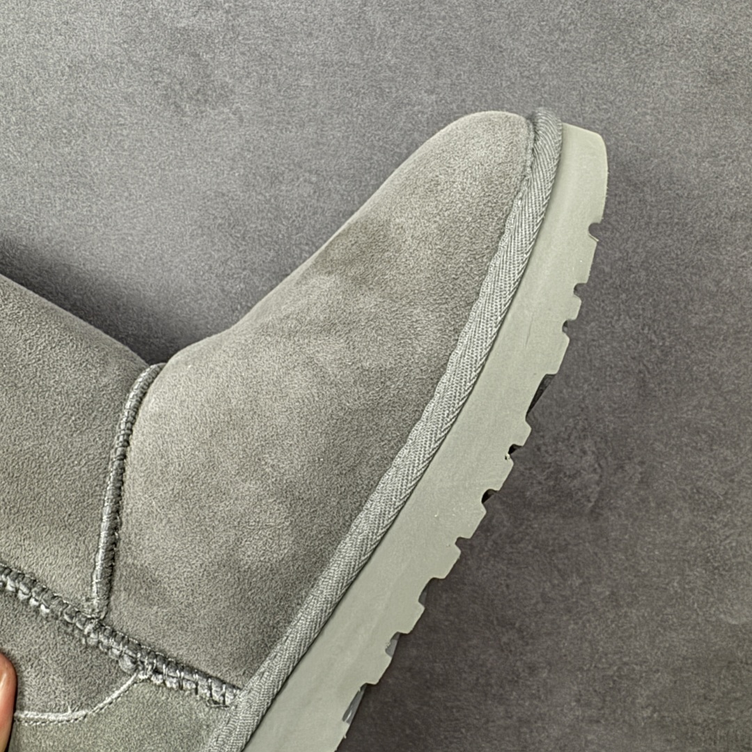 图片[5]-【SP顶级版】UGG 6226 系列 秋冬羊毛一体雪地靴 原代工厂隆丰A级真羊毛皮一体完全遵循正平正品，精选A级羊皮毛一体材质，内里毛绒如云朵般包裹双脚，白带恒温属性一寒锁温抗冻，股季透气排湿，让双脚时刻处于干爽舒适的状态，轻量化设计搭配柔韧鞋底，每一步都似踩在软垫上，再加上贴合足型的弧度与足跟支撑，无论是居家休憩,外出通勤还是日常跑腿，全天行走也无负担。 从经典高筒靴到简约拖鞋，从基础中性色到潮流设计，既能与牛仔裤、卫衣打造随性日常，也能搭配裙子、男女同款更能轻松适配情侣穿搭。 优质羊皮毛天生耐磨损，搭配扎实工艺与防水科技加持，能抵御日常磨损与雨雪侵袭。一双穿数年仍能保持柔软质感💪🏻 尺码：35-40-选品中心