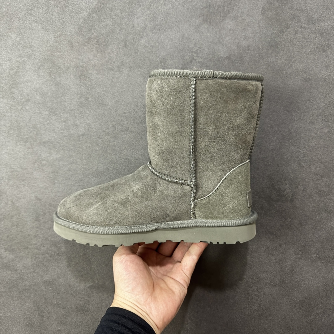 图片[2]-【SP顶级版】UGG 6226 系列 秋冬羊毛一体雪地靴 原代工厂隆丰A级真羊毛皮一体完全遵循正平正品，精选A级羊皮毛一体材质，内里毛绒如云朵般包裹双脚，白带恒温属性一寒锁温抗冻，股季透气排湿，让双脚时刻处于干爽舒适的状态，轻量化设计搭配柔韧鞋底，每一步都似踩在软垫上，再加上贴合足型的弧度与足跟支撑，无论是居家休憩,外出通勤还是日常跑腿，全天行走也无负担。 从经典高筒靴到简约拖鞋，从基础中性色到潮流设计，既能与牛仔裤、卫衣打造随性日常，也能搭配裙子、男女同款更能轻松适配情侣穿搭。 优质羊皮毛天生耐磨损，搭配扎实工艺与防水科技加持，能抵御日常磨损与雨雪侵袭。一双穿数年仍能保持柔软质感💪🏻 尺码：35-40-选品中心