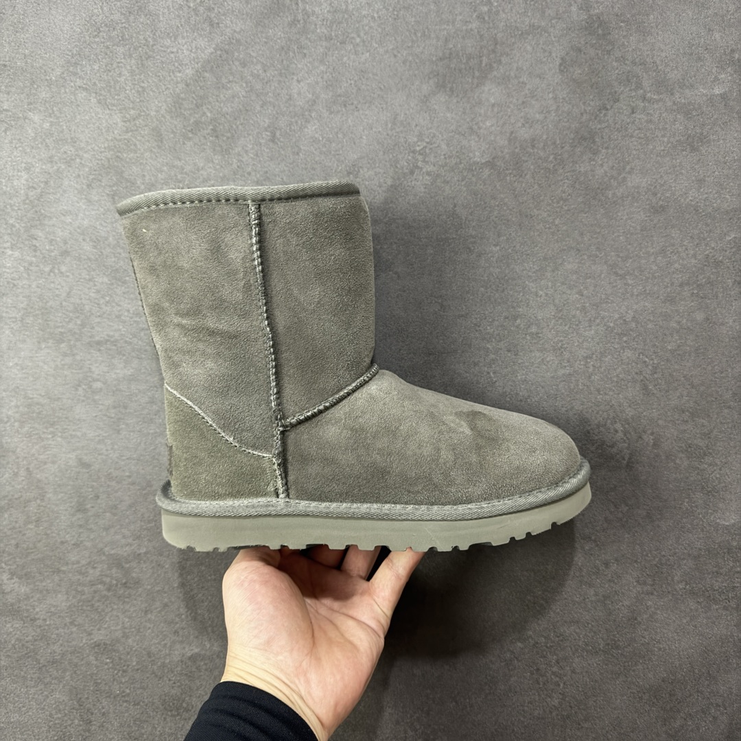 【SP顶级版】UGG 6226 系列 秋冬羊毛一体雪地靴 原代工厂隆丰A级真羊毛皮一体完全遵循正平正品,精选A级羊皮毛一体材质,内里毛绒如云朵般包裹双脚,白带恒温属性一寒锁温抗冻,股季透气排湿,让双脚时刻处于干爽舒适的状态,轻量化设计搭配柔韧鞋底,每一步都似踩在软垫上,再加上贴合足型的弧度与足跟支撑,无论是居家休憩,外出通勤还是日常跑腿,全天行走也无负担。 从经典高筒靴到简约拖鞋,从基础中性色到潮流设计,既能与牛仔裤、卫衣打造随性日常,也能搭配裙子、男女同款更能轻松适配情侣穿搭。 优质羊皮毛天生耐磨损,搭配扎实工艺与防水科技加持,能抵御日常磨损与雨雪侵袭。一双穿数年仍能保持柔软质感💪🏻 尺码:35-40-选品中心